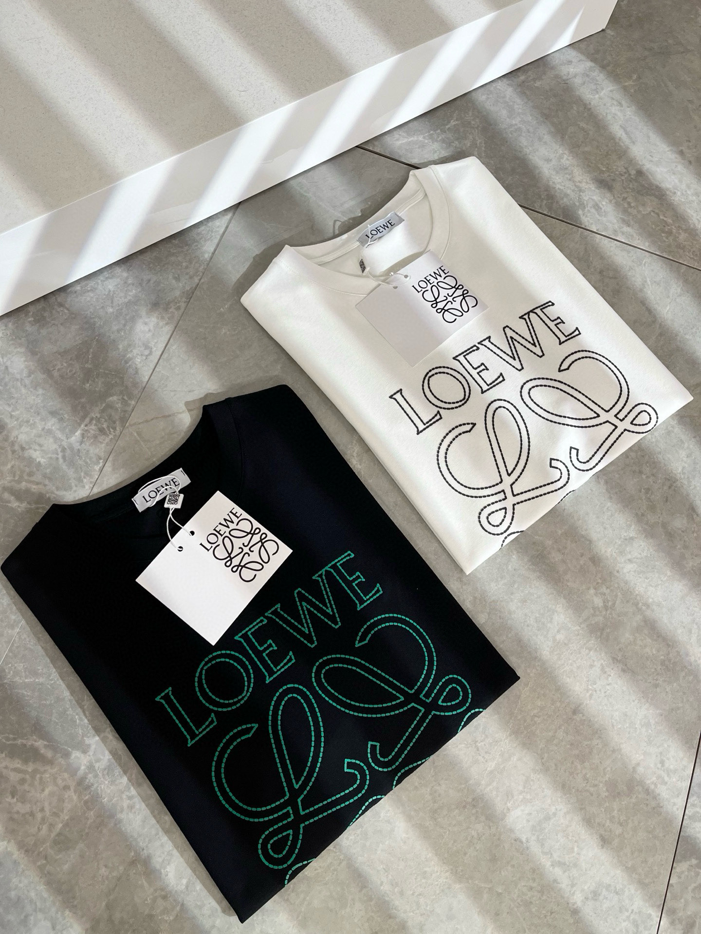 NO:520996,LOE*WE Luo*We Spring and summer new short-sleeved T-shirt for men and women, original Italian order channel, very personalized and high-end style, logo pattern offset printing technology design!  Couple pure cotton short-sleeved T-shirt!  !  The latest fashion trends and popular products are here, and it is another simple and high-end fashion item. It is a fashion product with very high-end outfit charm. It is a must-have item for fashion trends!  Original Italian manufacturer channels, special-level orders, and released at the same time as Hong Kong, Macao and Taiwan buyers. This model is also the latest popular product of Luo Yiweijia this year and the most classic product. Its specifications and grades are beyond doubt!  !  The choice is very diverse, and it can be said that this model naturally has a fresh and natural feeling, showing the brand charm and high-end feeling. The texture of this model is very good, and the heavy weight and brilliant skin-friendliness that can be seen with hands are even better, and it is a complete enjoyment of wearing!  !  Size: M-3XL, loewe, loewe, T-shirt,tees, t-shirt,alexander wang19860909LOE*WE罗*威 春夏新款男女同款短袖T恤,意大利原厂订单渠道,极具个性高级风,标志logo图案压胶印花工艺设计！情侣款纯棉短袖T恤！！最新时尚潮流人气产物驾到,又是一款简约高级的时尚单品,穿搭魅力十分高级不俗的时尚产物 ,时尚潮流必备单品！意大利原厂渠道,特供级别订单,同步港澳台买手店发布,此款也是罗意威家今年的最新人气产物,也是最经典的产物,其规格跟档次更是毋庸置疑！！ 选择极具多样化,言而喻此款自然具备那种清新自然的感觉,彰显品牌魅力与高级感,此款的质感十分的到位,用手可以感知的重磅跟出彩亲肤程度更是上佳,十足的穿着享受！！尺码: M-3XL,,loewe,loewe,T-shirt,tees，t-shirt,alexander wang,Men's clothing