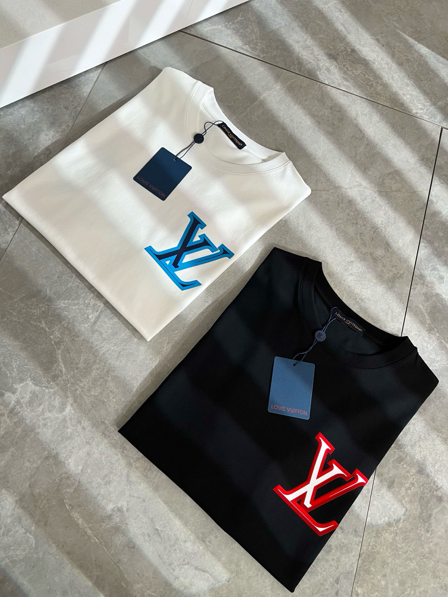 NO:521002,LouisVuitt*Louis*Deng The new spring and summer series of items are launched, a very fashionable and avant-garde short-sleeved T-shirt for men and women, with logo logo pattern embossed printing decoration!  Different from the past, it declares the design concept that has been passed down for many years in the brand!  Its eye-catchingness is no less than any classic style, perfectly presenting the fashionable, high-end and luxurious feeling in front of the world!  Made of imported cotton materials, selected high-quality pure cotton fabrics, soft and soft to the touch, the real thing is definitely beyond your imagination, close to the body and breathable, even if you sweat profusely, you will not feel greasy or stuffy, and will bring sweating and moisture absorption to the extreme!  Size M-3XL, louis vuitton,louis vuitton,t-shirt,tees,t-shirt,alexander wang19860909LouisVuitt*路易*登 春夏全新系列单品上线,非常时髦前卫的一款男女同款短袖T恤,标识logo图案压胶印花修饰！区别于以往的不同,宣示品牌传承多年的设计理念！其吸睛度完全不亚于任何经典款式,将时髦高级感与奢华感完美呈现在世人眼前！客供进口全棉材质制成,精选优质纯棉面料,触感软糯亲肤细腻,实物到手绝对超乎你的想象,贴身无比舒适透气,即便是汗流浃背也不会有腻身及闷热感可言,将排汗吸湿性发挥到了极致！尺码M-3XL,,louis vuitton,louis vuitton,T-shirt,tees，t-shirt,alexander wang,Men's clothing