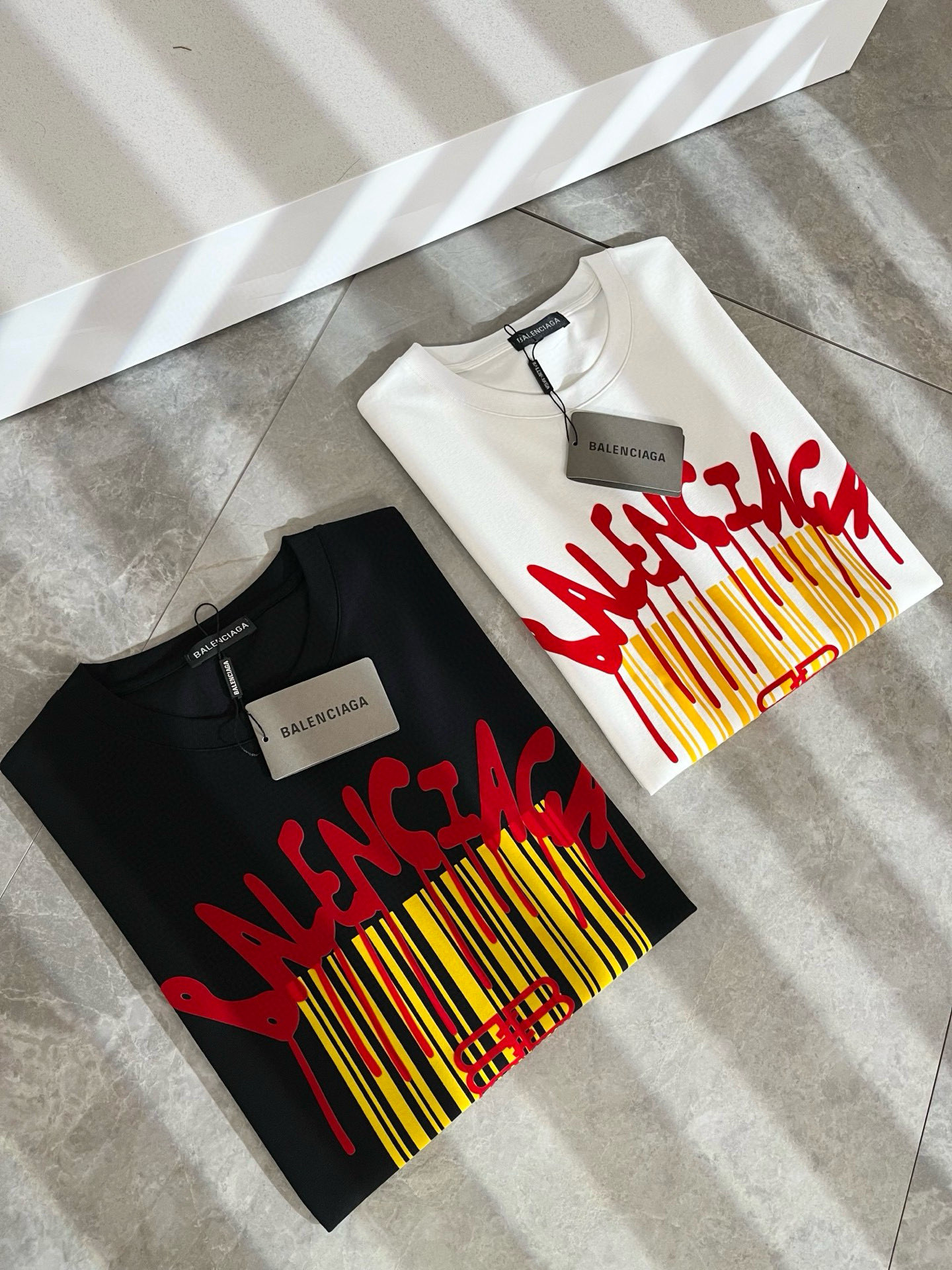 NO:520979,BALENCIA* Paris* Home Spring and summer new style of men and women and couples casual loose cotton round neck short-sleeved T-shirt!  Trading companies have sparse channels and are released on the official website at the same time!  The latest spring and summer series, classic fashion design elements, injecting full vitality into the new series. This T-shirt is carefully selected for imported cotton fabrics. The fabric feels skin-friendly and soft and delicate, and the body logo is velvet-pressed!  It has an extremely comfortable and breathable wearing experience. The whole item is very eye-catching and fashionable, and is deeply loved by young people today!  The loose round neck cut is a neutral style regardless of age and gender, suitable for matching all the styles and looks you need in your daily life!  It is recommended to wear couple outfits to go out on the street to make it more pleasing to the eye!  Size M-3XL, balenciaga, T-shirt,tees, t-shirt,alexander wang19860909BALENCIA*巴黎*家 春夏新款男女同情侣款休闲宽松棉质圆领短袖T恤衫！贸易公司渠道稀出,同步官网发售 ！ 春夏最新系列,经典时尚设计元素,为全新系列注入满满活力,这款T恤衫用心甄选客供进口棉面料制成,面料手感亲肤柔软细腻,衣身logo压绒设计！拥有着无比舒适透气性的穿着体验,整件单品极具吸睛度与时尚感,深受当下年轻人的喜爱！基础宽松的圆领版型裁剪,不分年龄与性别的中性款式,适合搭配你日常所需的所有风格与造型！建议搭配情侣装出街会更为养眼出色！尺码M-3XL,,balenciaga,T-shirt,tees，t-shirt,alexander wang,Men's clothing