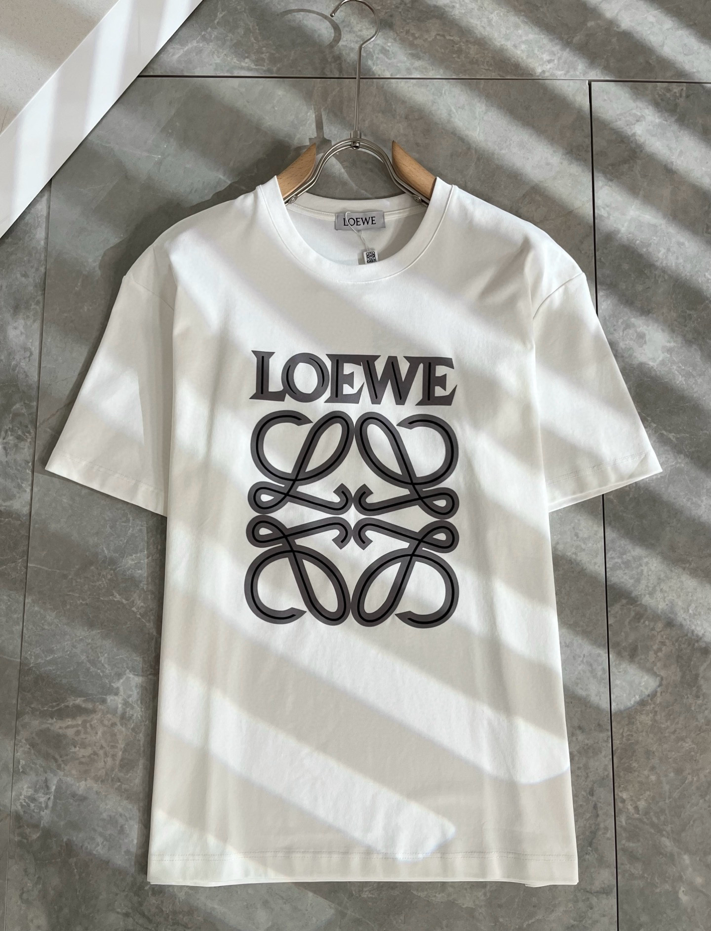 LOE*WE罗*威 2025春夏新款男女同款👫短袖T恤，意大利原厂订单渠道，极具个性高级风，标志logo