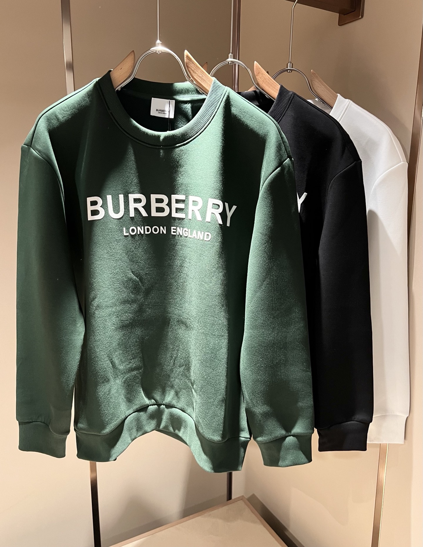 NO:518272,BURBER*Y Ba*li 2025 autumn and winter new models for men and women are the same basic casual and versatile cotton round-neck sweatshirt, with trading company channels available and released on the official website at the same time!  Fitting logo design!  Cute and playful and refreshing and clean!  This T-shirt is made of imported pure cotton. The materials used by B are still unscrupulous. It has a thin, soft and delicate feel, skin-friendly and breathable, giving you the most ultimate and comfortable wearing experience!  The top digital direct injection printing process is perfectly integrated with the fabric, very light and breathable, without glue texture!  Basic regular style cutting, perfect for daily casual wear, so hurry up and buy it!  Size M-3XL, Burberry, hoodie, sweatshirts, tees, t-shirt, alexander wang19860909BURBER*Y巴*莉 2025秋冬新款男女同款基础休闲百搭棉质圆领卫衣,贸易公司渠道稀出,同步官网发售！衣身logo压绒设计！可爱俏皮又带有一种清爽又干净的感觉！此款T恤衫甄选客供进口纯棉材质制作而成,B家的用料上依然是无法挑剔的,轻薄柔软细腻的手感,亲肤透气、给你最极致舒爽的穿着体验！顶级数码直喷印花工艺,与面料完美融合为一体,非常的轻薄透气,没有胶质感！基础常规的版型裁剪,日常休闲着穿的完美之选,还不赶紧入手！尺码M-3XL,,burberry,hoodie,sweatshirts,tees，t-shirt,alexander wang,Men's clothing