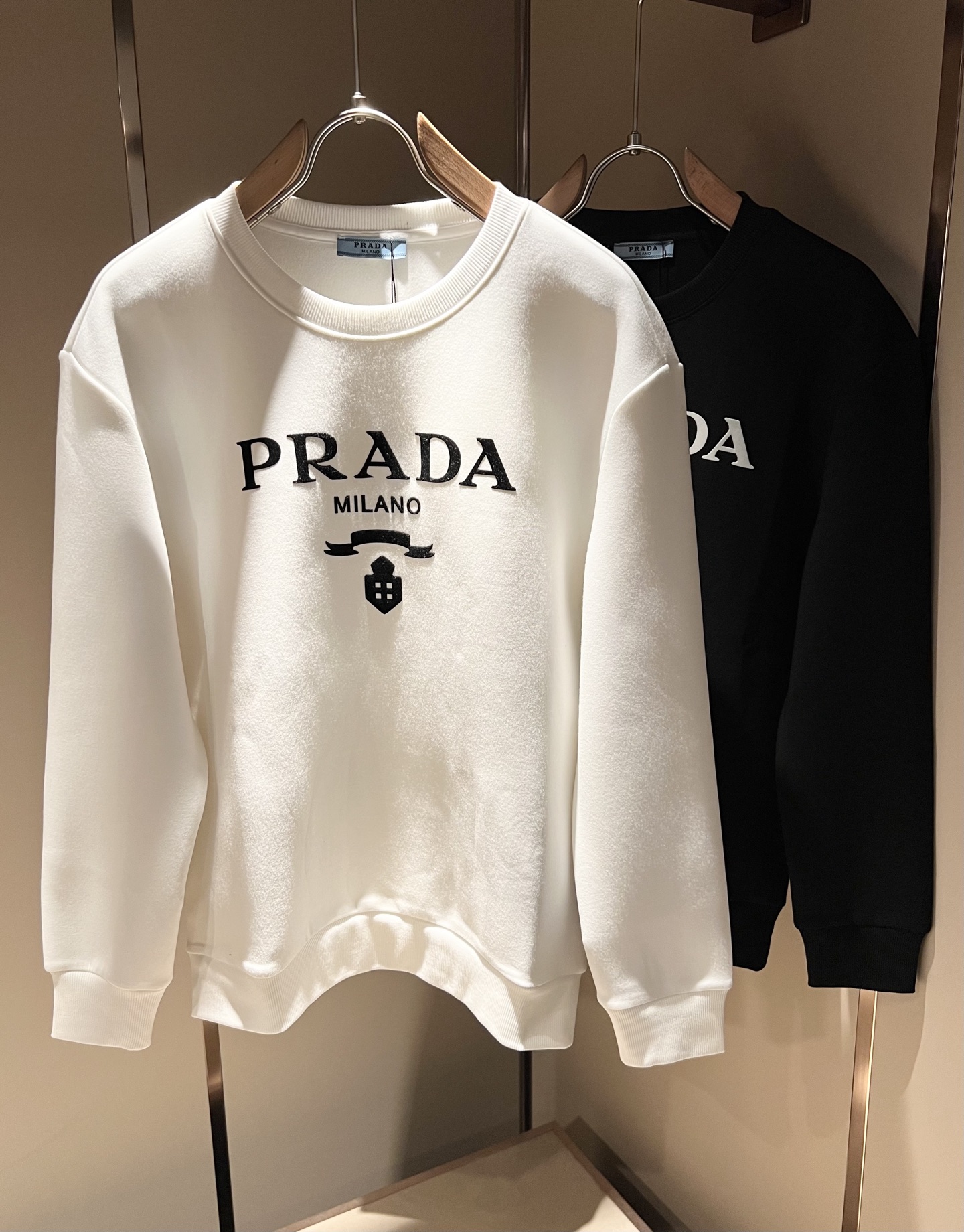 NO:518259,PRAD*A Pu*da 2025 autumn and winter new men and women's same long-sleeved sweatshirt, the latest model is exclusively available on the entire network!  !  ~ It is classic and fashionable and versatile, who doesn’t like it? It will show the classic again. It is very pleasing to the eye and comes with a low luxury halo and recognition!  Pr*da's traditional brand concept and modern advanced technology are perfectly combined. Coupled with the extremely modern and simple design, P's exclusive three-dimensional logo pattern velvet design!  Customized 100% imported pure cotton fabric!  The texture of this model is quite touching, the specifications and grades are known with tentacles. The degree of delicateness and breathability are top-notch!  Size M-3XL, prada, hoodie, sweatshirts, alexander wang19860909PRAD*A普*达2025秋冬新款男女同款长袖卫衣,最新款全网独家首上！！~既经典有时尚百搭,谁不爱啊,将经典再次展现,非常的耐看,自带低奢光环与辨识度！Pr*da传统的品牌理念和现代化的先进技术进行了完美结合.加上极其现代摩登风范的简约设计,p家专属立体logo图案压绒设计！定制百分百进口纯棉的面料！此款的质感相当感人 触手便知规格档次 细腻程度与透气效果堪称顶级！尺码M-3XL,,prada,hoodie,sweatshirts,alexander wang,Men's clothing