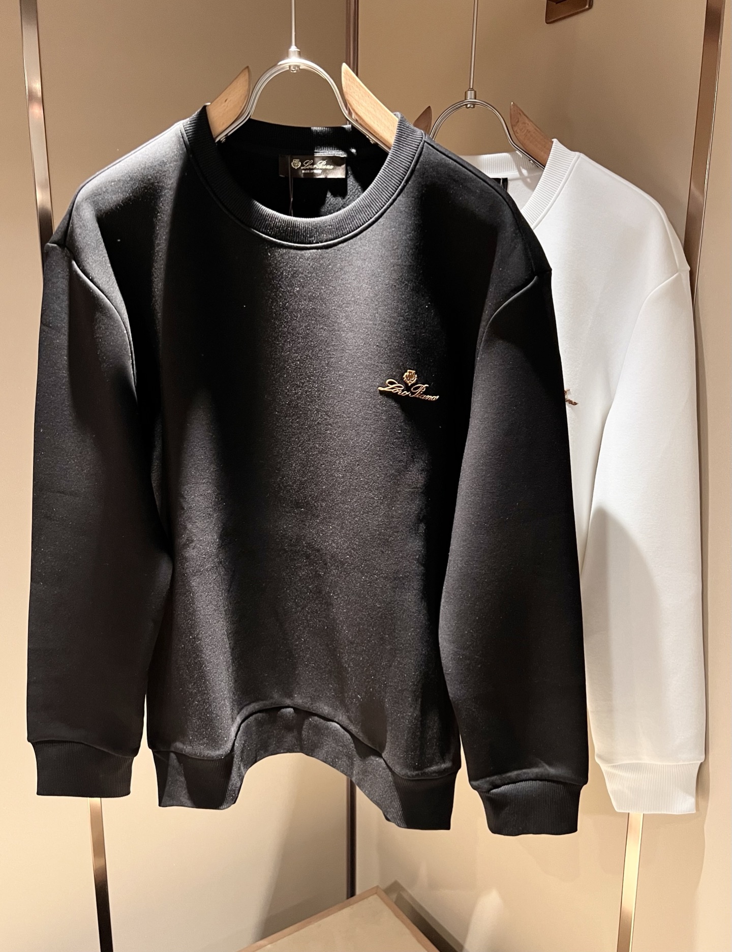 NO:518278,Loro Piana Nuoyou Pianya 2025 autumn and winter new men's sweatshirts, foreign trade company orders!  Customer-supplied pure cotton and cotton material, one of the classic proprietary fabrics!  Chest glue-press logo pattern design!  The texture is light, soft and delicate, but the shape is straight and stylish!  Adopt multi-layer structure and windproof performance. Details and ultimate luxury... Perfectly interpret high-quality quality. Size M-3XL, loro piana, hoodie, sweatshirts, alexander wang19860909Loro Piana诺悠翩雅 2025秋冬新品男士卫衣,外贸公司订单！客供纯棉棉材质,经典的专有织物之一！ 胸前压胶logo图案设计！质地轻盈、触感又柔软细腻、但型态又笔挺有型！ 采用多层结构、具备防风性能. 细节、奢华极致… 完美演绎高品质品相.尺码M-3XL,,loro piana,hoodie,sweatshirts,alexander wang,Men's clothing