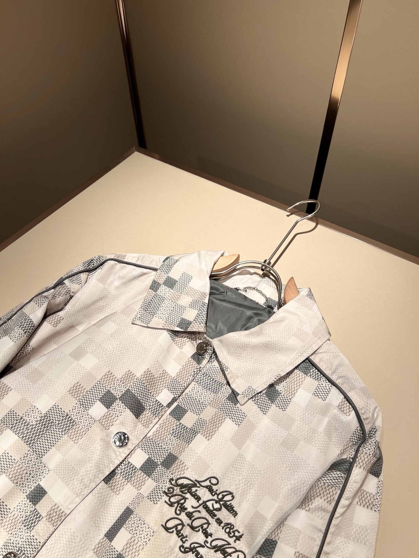 LouisVuitt*路易*登 2025秋冬新品最新款夹克外套，全景棋盘格立体logo图案刺绣设计！！贸