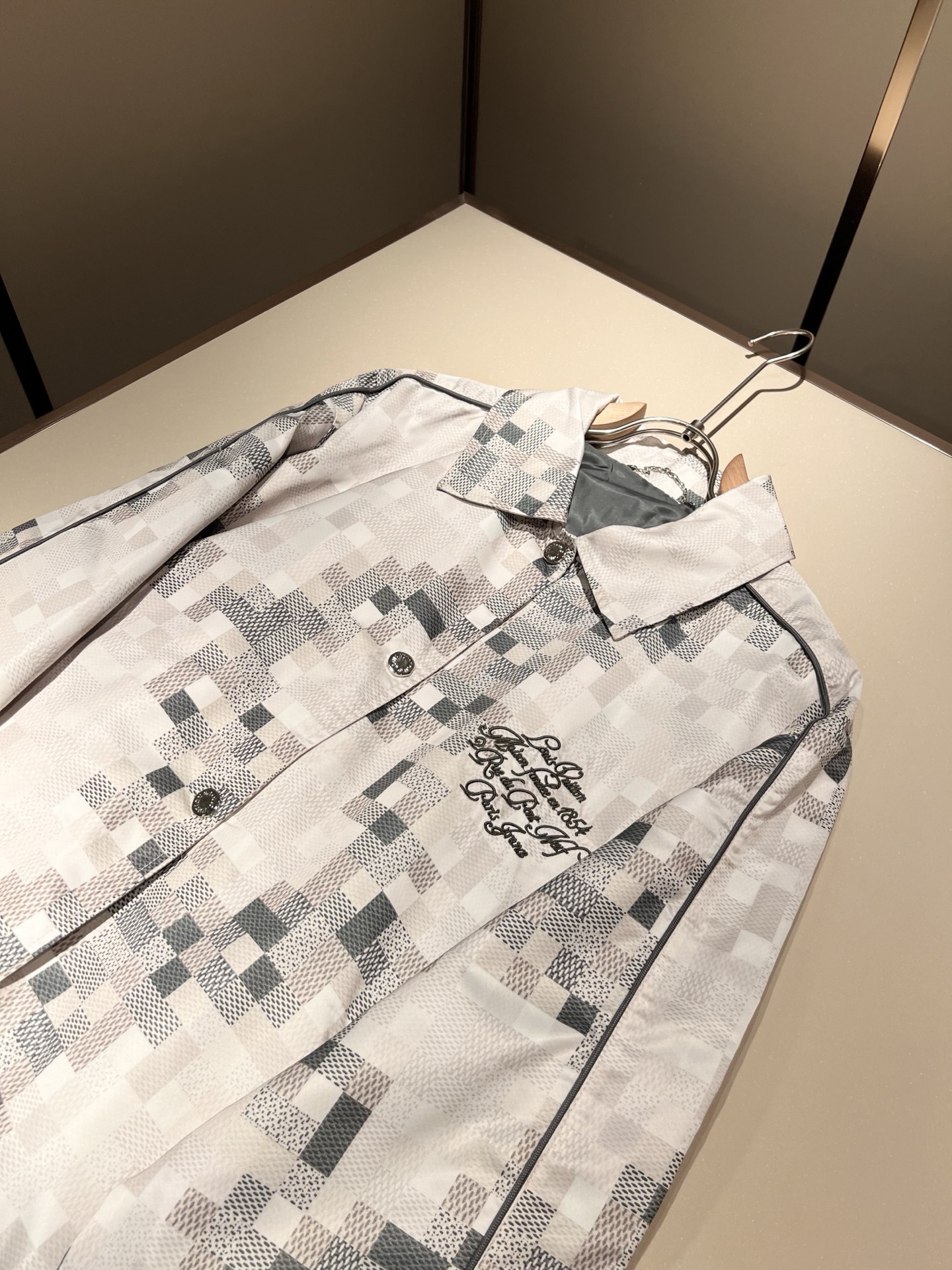 LouisVuitt*路易*登 2025秋冬新品最新款夹克外套，全景棋盘格立体logo图案刺绣设计！！贸
