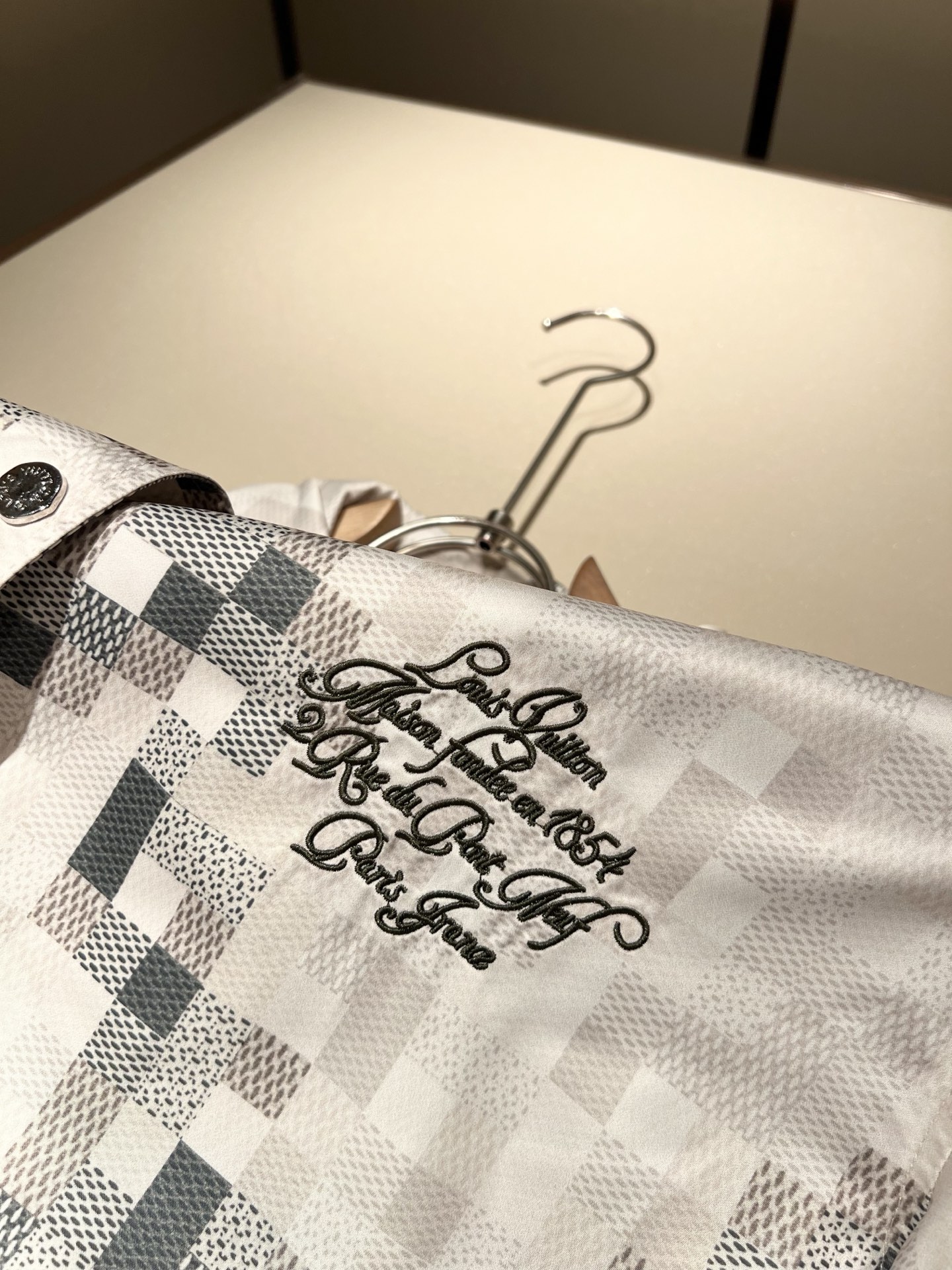 LouisVuitt*路易*登 2025秋冬新品最新款夹克外套，全景棋盘格立体logo图案刺绣设计！！贸