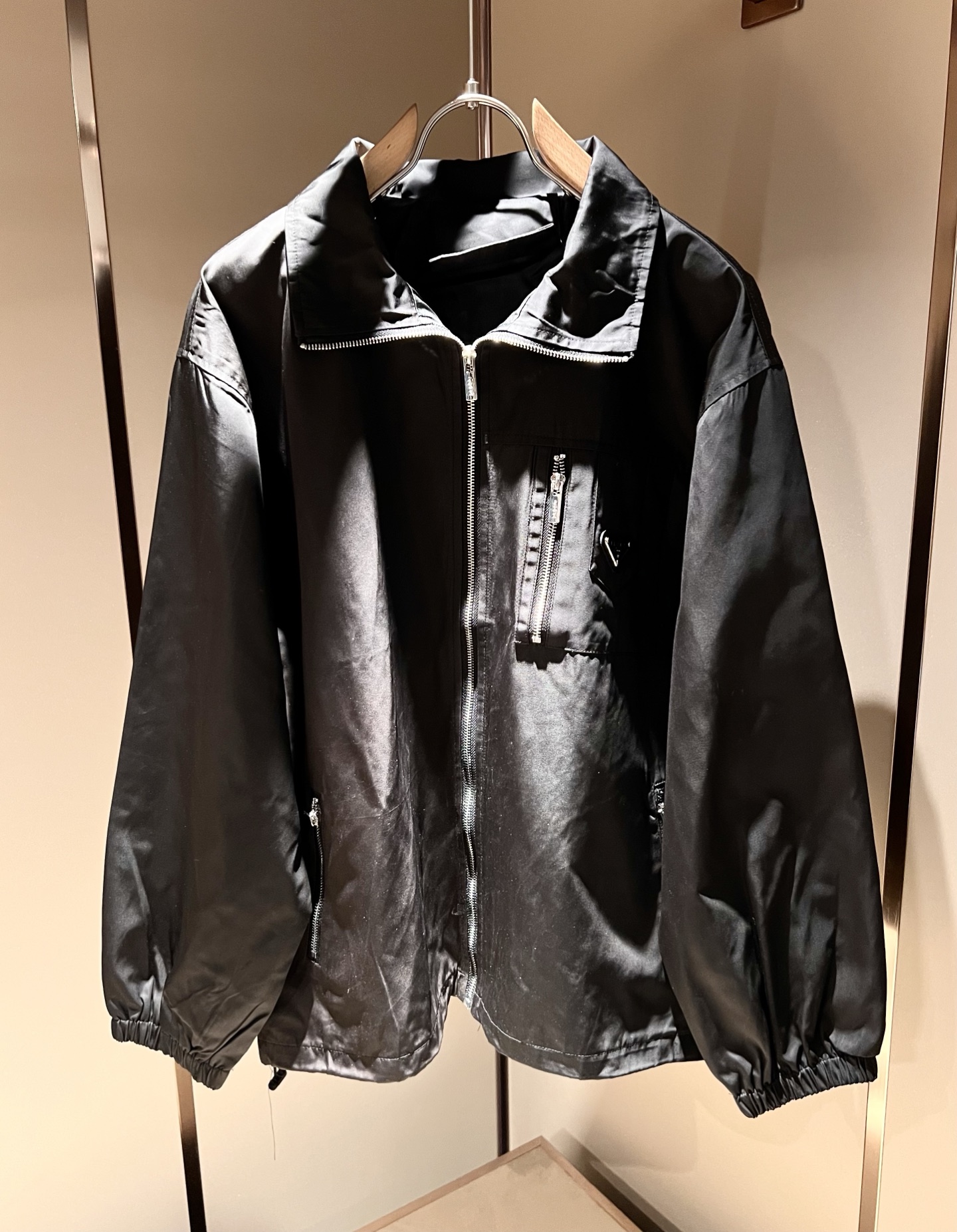 NO:519682,PRAD*A 2025 autumn and winter casual jacket, the latest fashionable casual zipper jacket, fashionable jacket! Trading company channels are rare and it is released on the official website. The most anticipated high-quality products of the male god are coming, making you feel what it means to be truly high and luxurious! This jacket is made of thin and technical fabrics specially customized by P home. The surface is neat and smooth and shiny, and the texture is obvious through the screen. The upper body is comfortable, light and not stuffy, giving you the most enjoyable wearing experience!  Exquisite logo pattern glue pressing design!  Perfectly enhance the overall sense of luxury and class, and you can get a high-end luxury atmosphere at a glance! Basic regular jacket style cut, versatile and simple upper body, not picky, easy to deal with various occasions and environments, is undoubtedly a must-have item for daily commuting! Size M~2XL, prada, jackets & coats, jackets & coats, alexander wang19860909PRAD*A普*达2025秋冬休闲夹克外套,最新时尚休闲拉链夹克,时尚夹克外套!贸易公司渠道稀出,同步官网发售,男神最为期待的精品狠货重磅来袭,让你感受到什么叫真正的高奢有内涵!此款夹克外套选用了P家专业定制的轻薄科技面料制成,表面整洁光滑且富有光泽,质感透过屏幕都显而易 见,上身舒适轻盈不闷热, 给你最为享受的穿着体验！精致logo图案压胶设计！完美提升了整体的奢华档次感,一眼就能Get到的高端奢华气息!基础常规的夹克版型裁剪,上身百搭简约不挑人,轻松应对各种场合与环境,属于日常通勤必备的臻品无疑!尺码M～2XL,,prada,jackets & coats,jackets & coats,alexander wang,Men's clothing