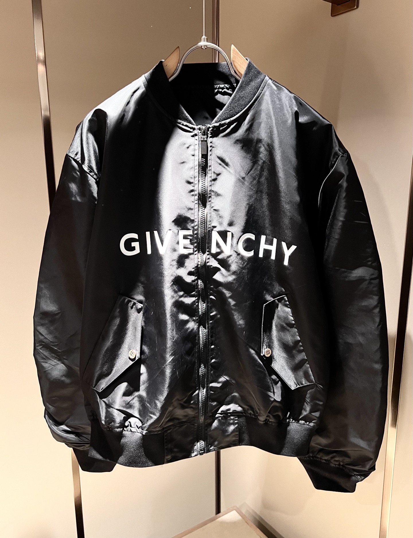 NO:518262,Giv*chy/Ji*xi's new men's and women's 2025 autumn and winter long-sleeved jacket, the main creator has injected new fashion energy into fashion. By exploring various themes and sexy charm, it is highly recognizable and leads the new street fashion trend. This model is the exclusive outstanding design element of G's family, design logo pattern printing design!  Perfect fusion, clear and restored patterns, showing the elegant style of the brand. The original polyester fiber material is made of tight and high-end fabric, and the upper body can be easily controlled, showing the casual and fashionable charm. Size M-2XL, gucci, jackets & coats, jackets & coats, alexander wang19860909Giv*chy/纪*希2025秋冬新款男女同款长袖夹克外套,主创时尚注入了全新时尚能量.通过探索各种题材和性感魅力,极具辨识度,引领全新街头时尚潮流.该款是G家独家的出彩设计元素,设计标识logo图案印花设计！完美融合,图案清晰还原度极高,彰显品牌优雅格调.选用原版聚酯纤维材质,面料紧实高级,上身均可轻松驾驭,展现休闲自在时尚魅力.尺码M-2XL,,gucci,jackets & coats,jackets & coats,alexander wang,Men's clothing