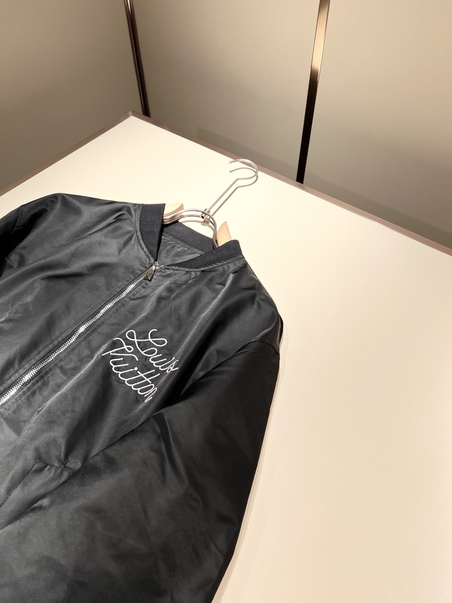 LouisVuitt*路易*登 2025秋冬新品最新款夹克外套，立体logo图案刺绣设计！！贸易公司渠道