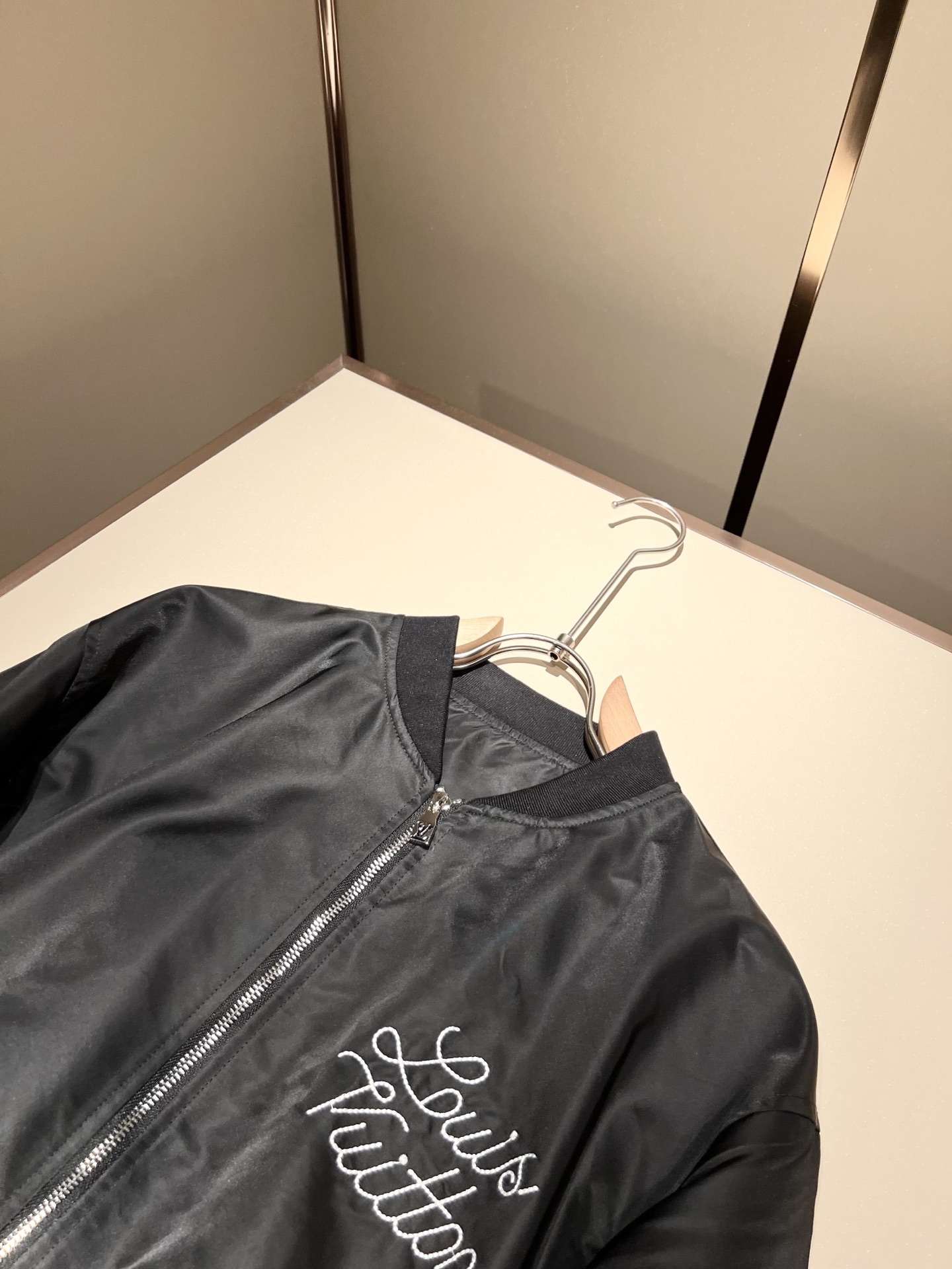 LouisVuitt*路易*登 2025秋冬新品最新款夹克外套，立体logo图案刺绣设计！！贸易公司渠道
