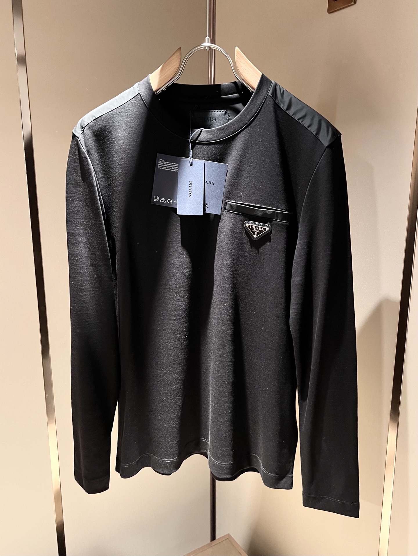 PRAD*A普*达2025秋冬新款男士长袖打底衫，最新款全网独家首上！！~既经典有时尚百搭，谁不爱啊，将