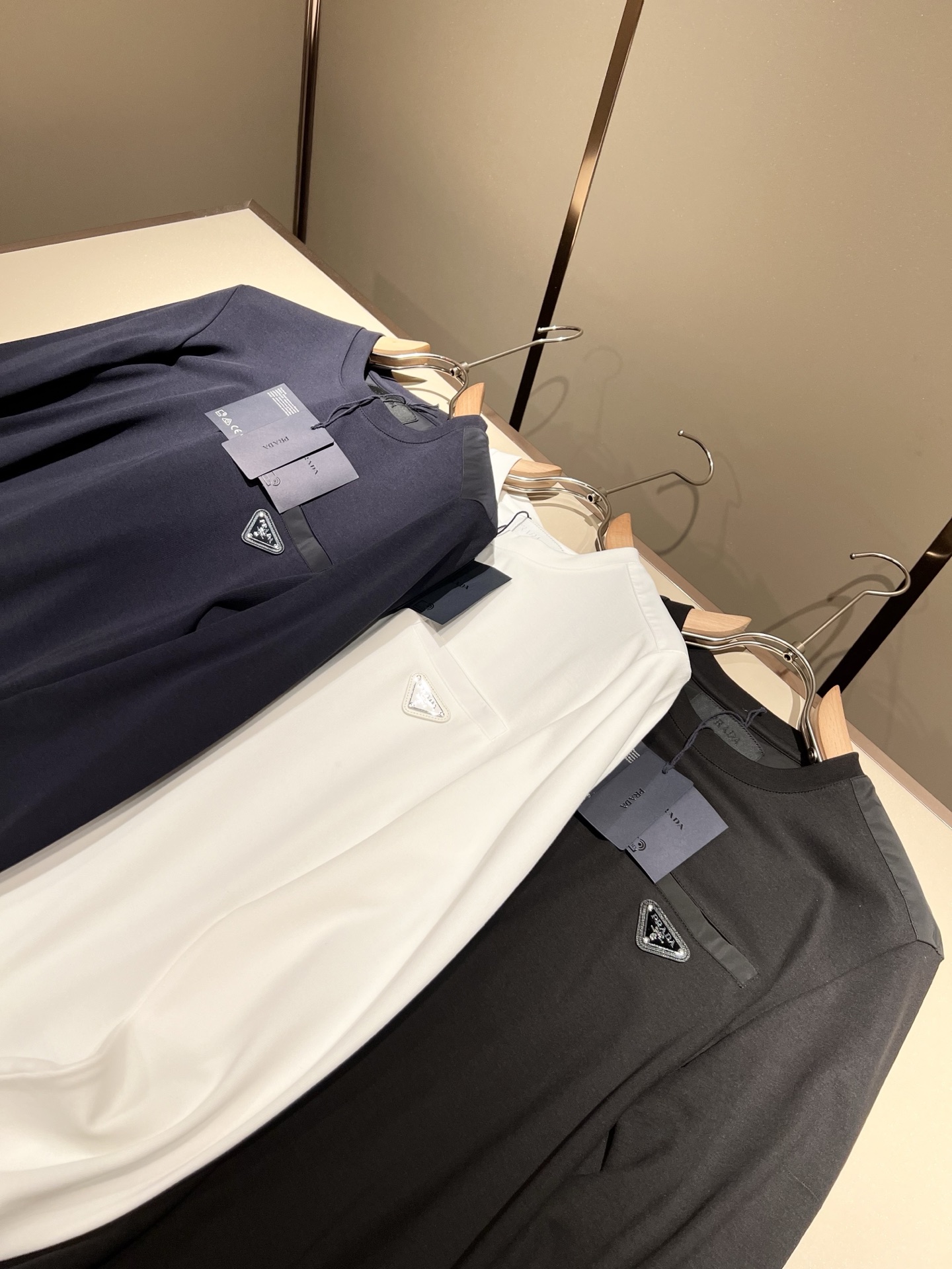 PRAD*A普*达2025秋冬新款男士长袖打底衫，最新款全网独家首上！！~既经典有时尚百搭，谁不爱啊，将