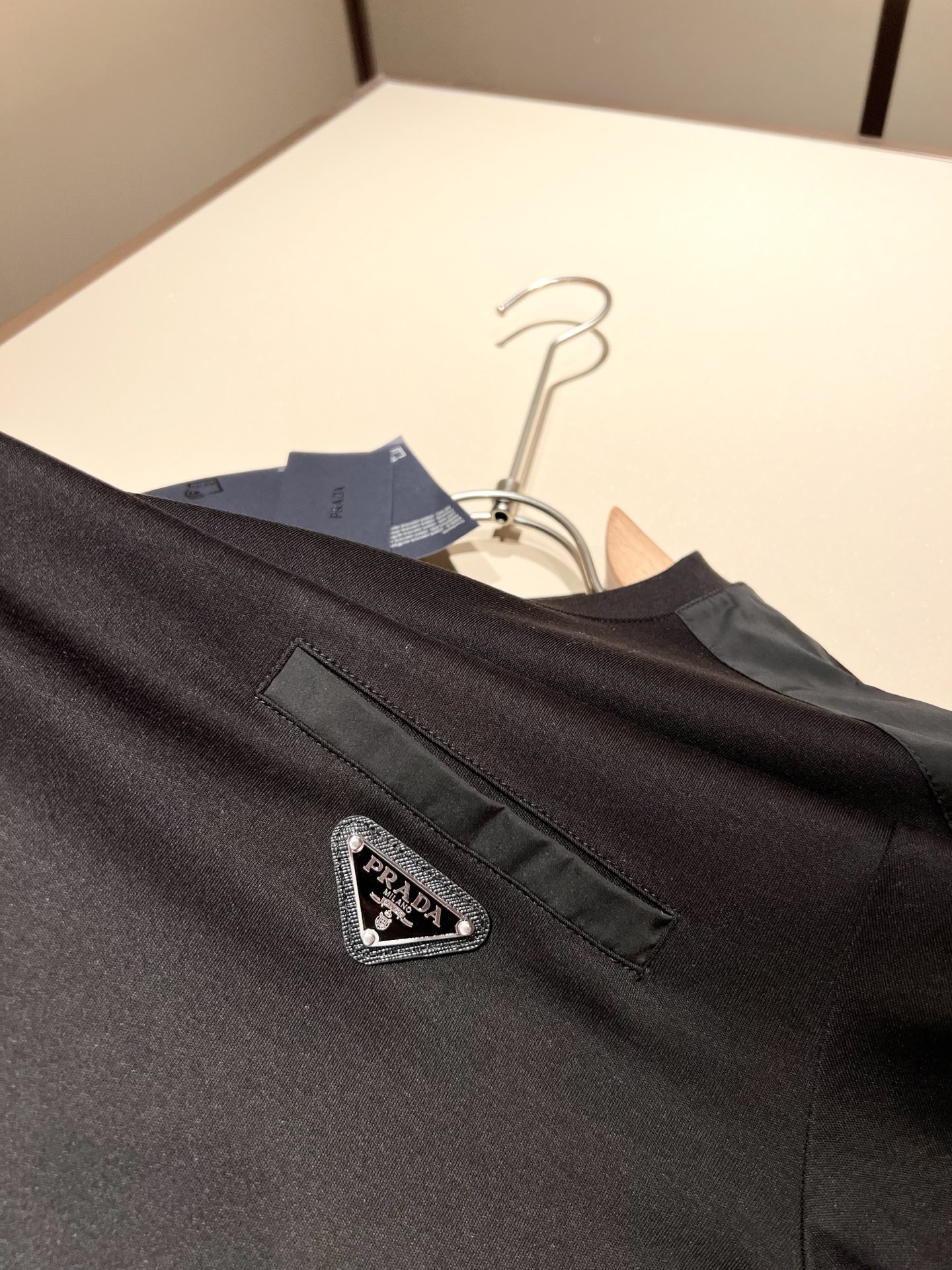 PRAD*A普*达2025秋冬新款男士长袖打底衫，最新款全网独家首上！！~既经典有时尚百搭，谁不爱啊，将