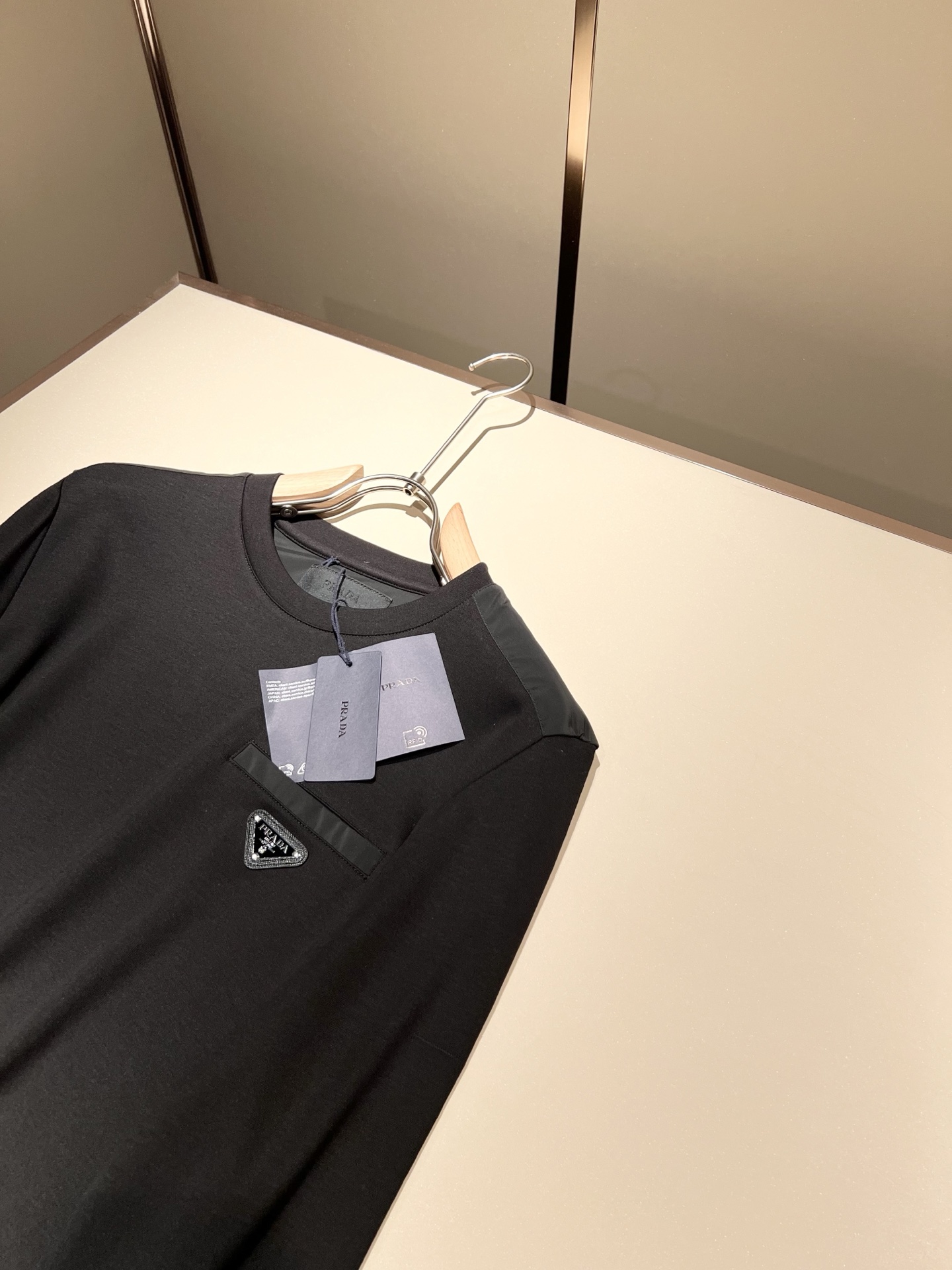 PRAD*A普*达2025秋冬新款男士长袖打底衫，最新款全网独家首上！！~既经典有时尚百搭，谁不爱啊，将