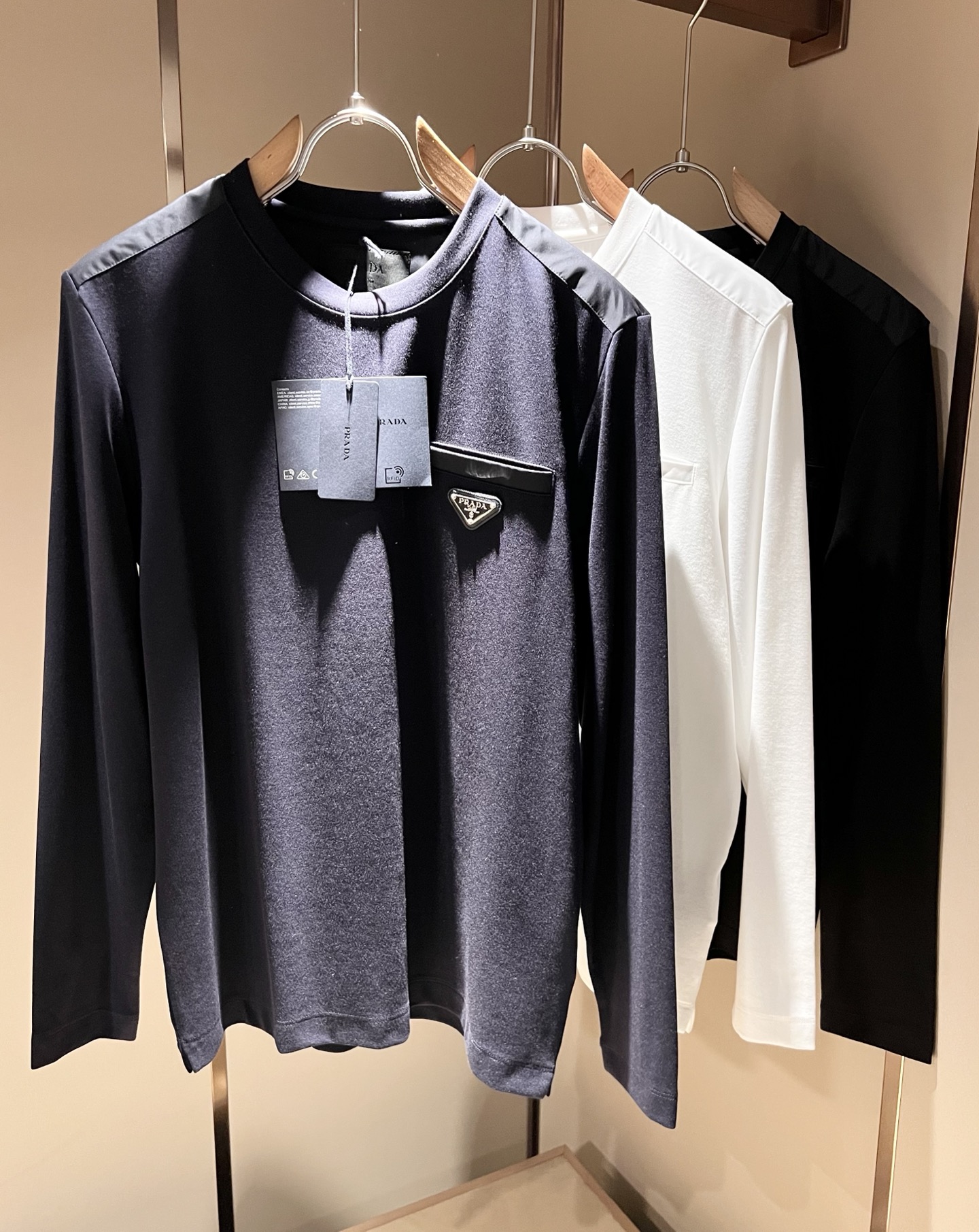 NO:519676,PRAD*A Pu*da 2025 autumn and winter new men's long-sleeved base shirt, the latest model is exclusively available on the entire network!  !  ~ It is classic and fashionable and versatile, who doesn’t like it? It will show the classic again. It is very pleasing to the eye and comes with a low luxury halo and recognition!  Pr*da's traditional brand concept and modern advanced technology are perfectly combined. Coupled with the extremely modern and simple design, the P-family exclusive logo pattern badge design!  Customized 100% imported lint cotton fabric!  The texture of this model is quite touching, the specifications and grades are known with tentacles. The degree of delicateness and breathability are top-notch!  Size M-3XL, prada, alexander wang19860909PRAD*A普*达2025秋冬新款男士长袖打底衫,最新款全网独家首上！！~既经典有时尚百搭,谁不爱啊,将经典再次展现,非常的耐看,自带低奢光环与辨识度！Pr*da传统的品牌理念和现代化的先进技术进行了完美结合.加上极其现代摩登风范的简约设计,p家专属logo图案徽章设计！定制百分百进口绒棉面料！此款的质感相当感人 触手便知规格档次 细腻程度与透气效果堪称顶级！尺码M-3XL,,prada,alexander wang,Men's clothing