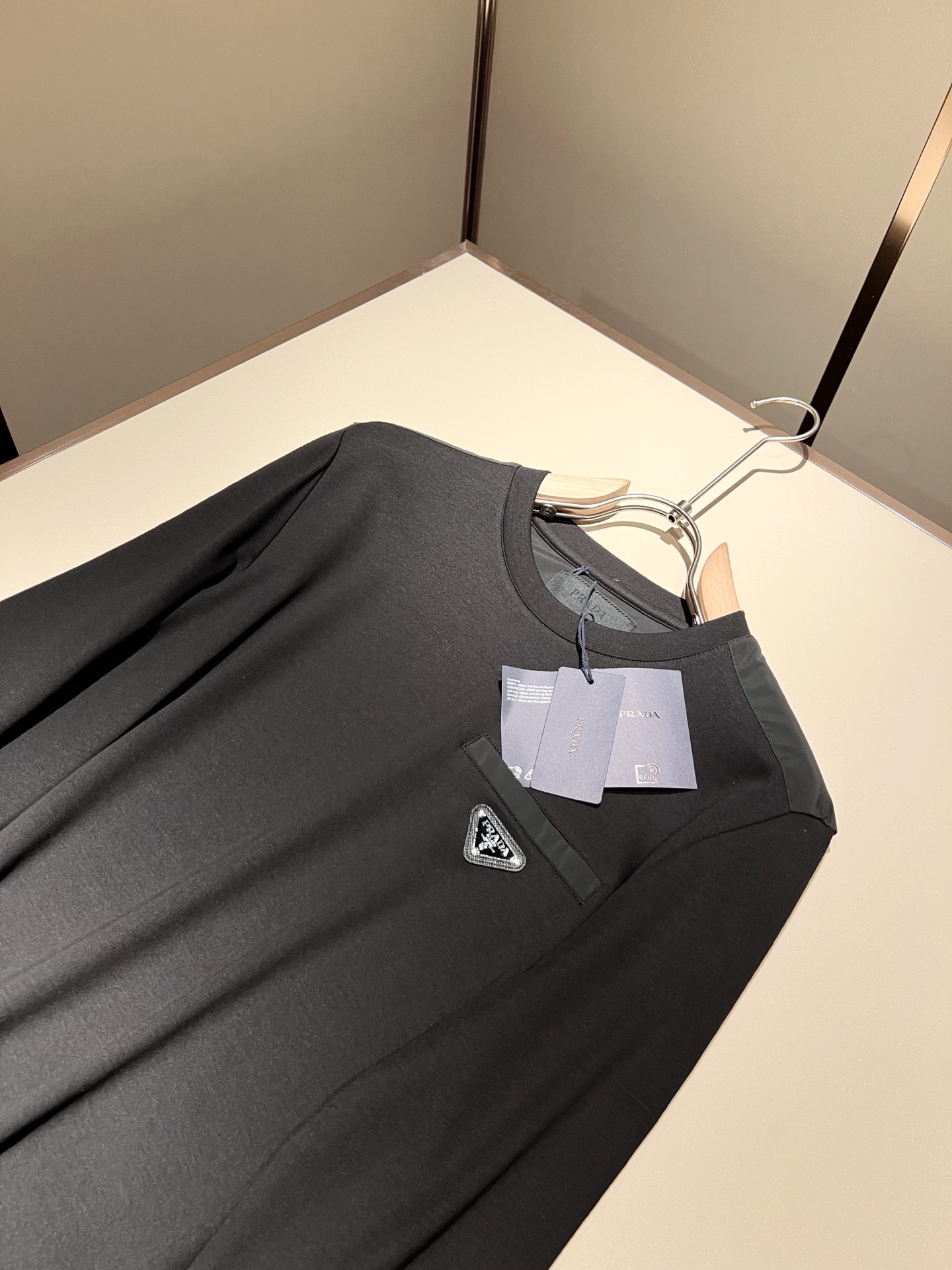 PRAD*A普*达2025秋冬新款男士长袖打底衫，最新款全网独家首上！！~既经典有时尚百搭，谁不爱啊，将