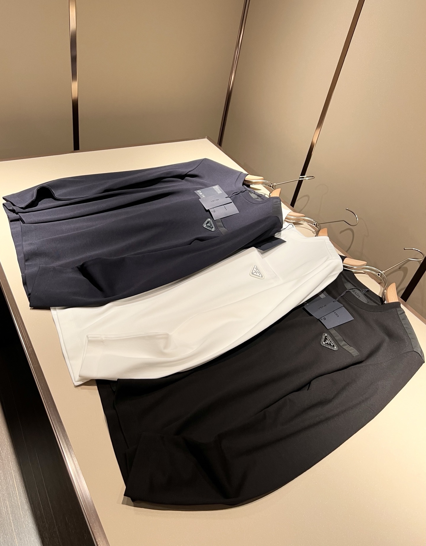 PRAD*A普*达2025秋冬新款男士长袖打底衫，最新款全网独家首上！！~既经典有时尚百搭，谁不爱啊，将