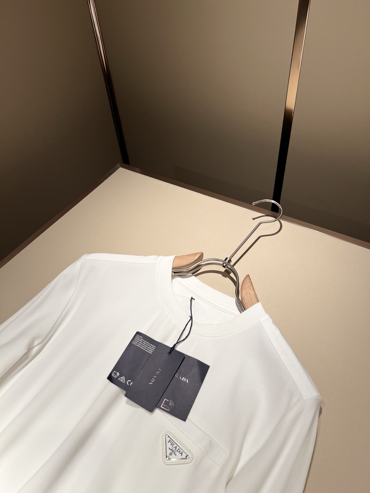 PRAD*A普*达2025秋冬新款男士长袖打底衫，最新款全网独家首上！！~既经典有时尚百搭，谁不爱啊，将