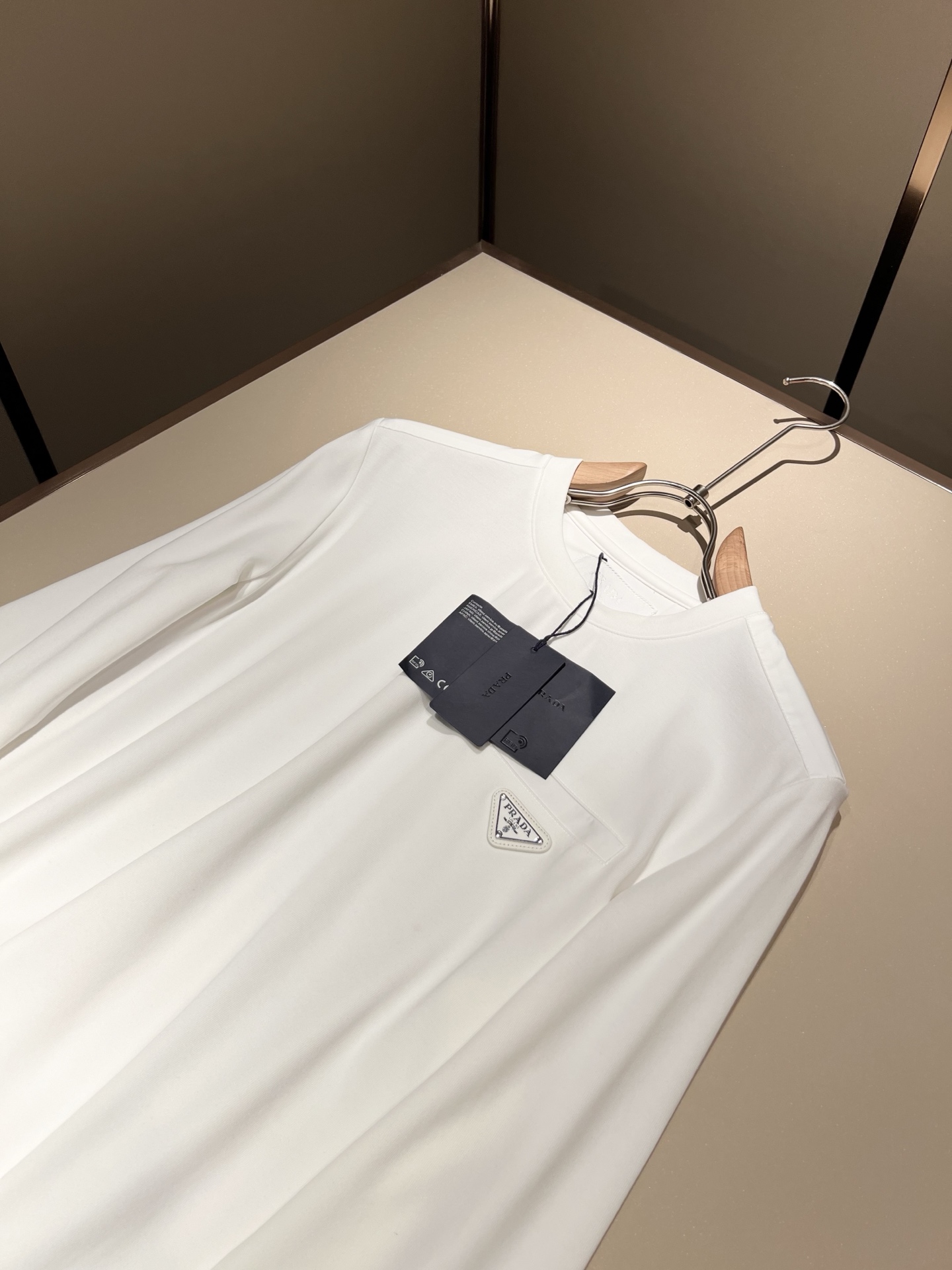 PRAD*A普*达2025秋冬新款男士长袖打底衫，最新款全网独家首上！！~既经典有时尚百搭，谁不爱啊，将