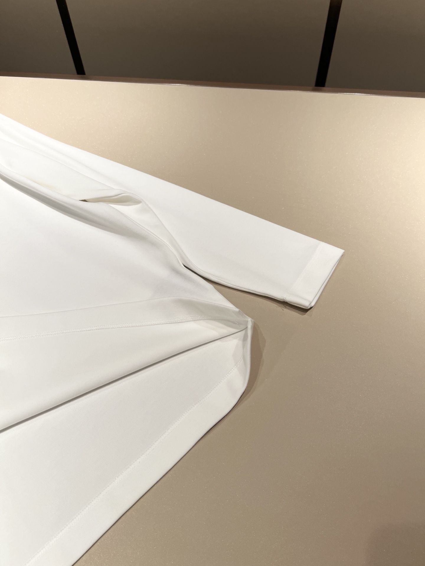 PRAD*A普*达2025秋冬新款男士长袖打底衫，最新款全网独家首上！！~既经典有时尚百搭，谁不爱啊，将