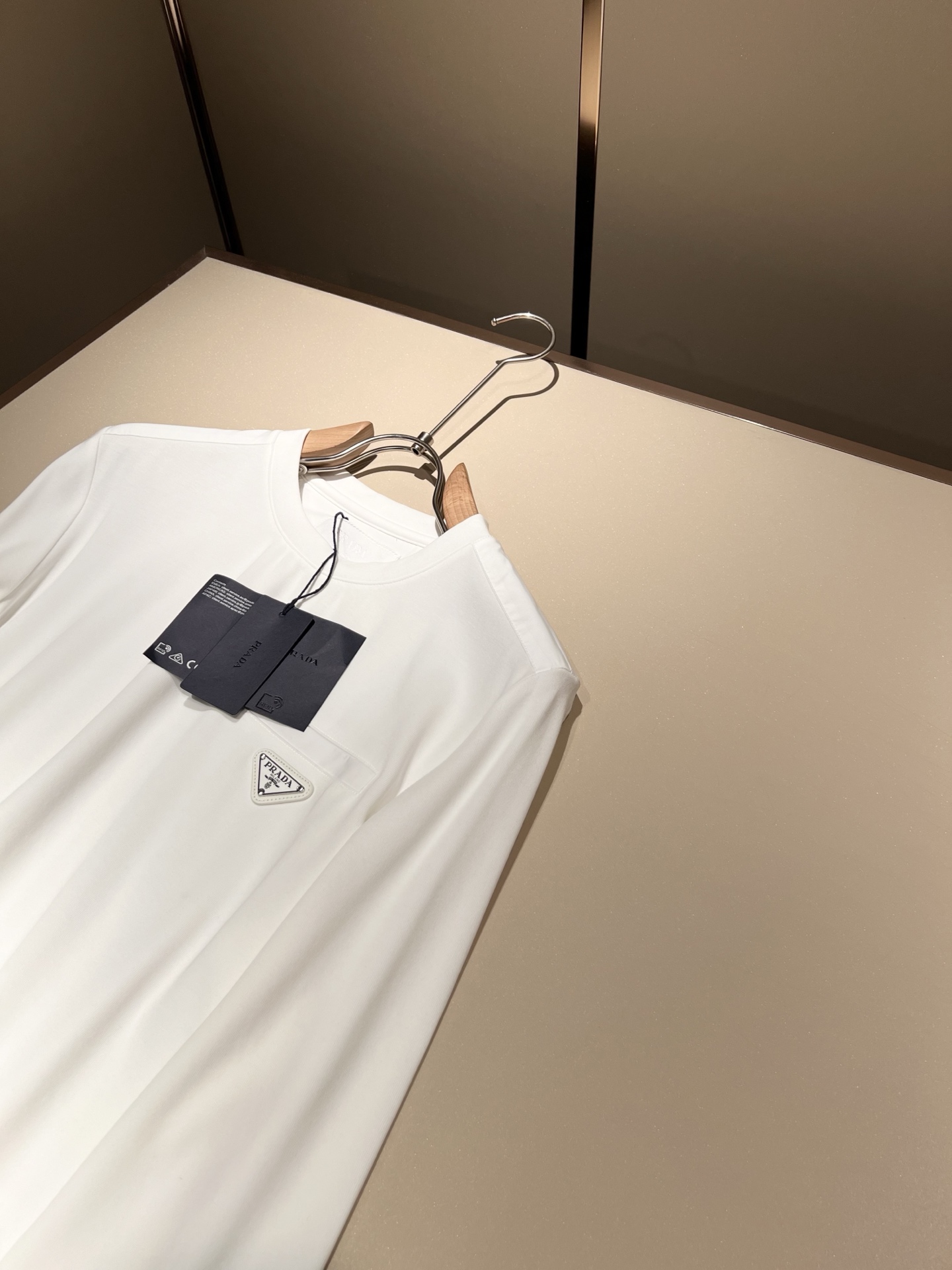 PRAD*A普*达2025秋冬新款男士长袖打底衫，最新款全网独家首上！！~既经典有时尚百搭，谁不爱啊，将