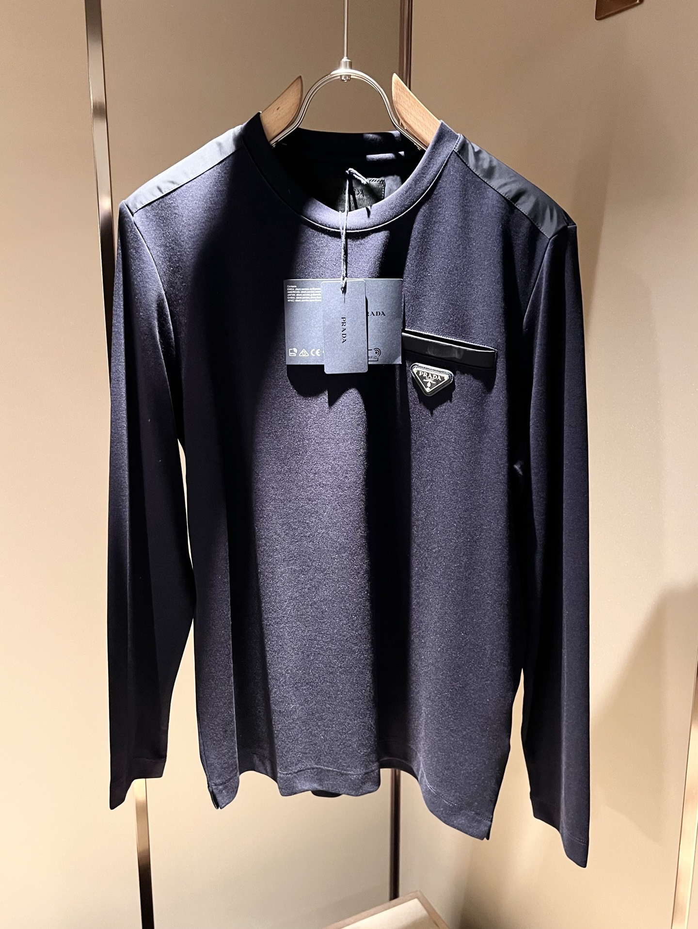 PRAD*A普*达2025秋冬新款男士长袖打底衫，最新款全网独家首上！！~既经典有时尚百搭，谁不爱啊，将