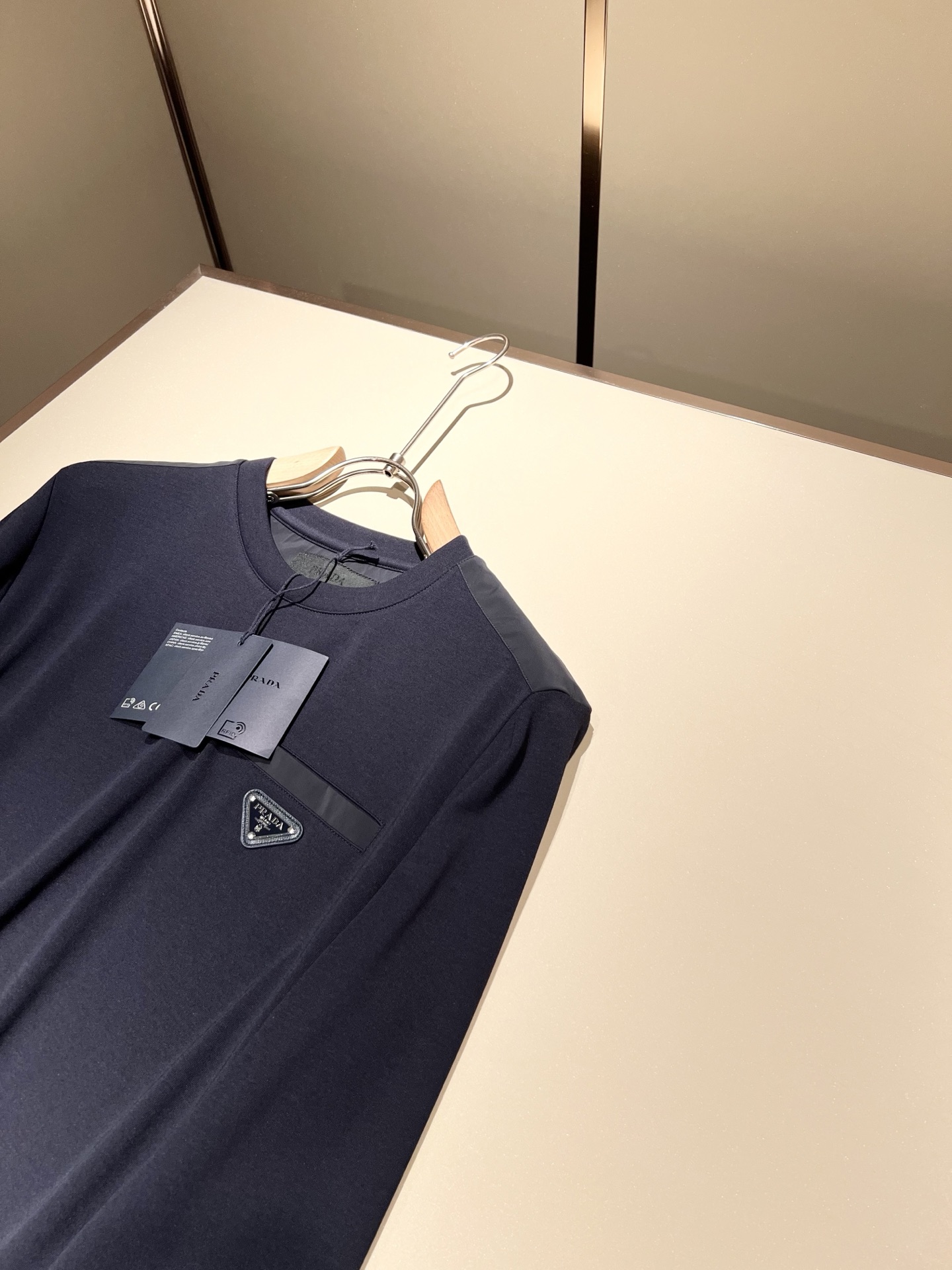 PRAD*A普*达2025秋冬新款男士长袖打底衫，最新款全网独家首上！！~既经典有时尚百搭，谁不爱啊，将