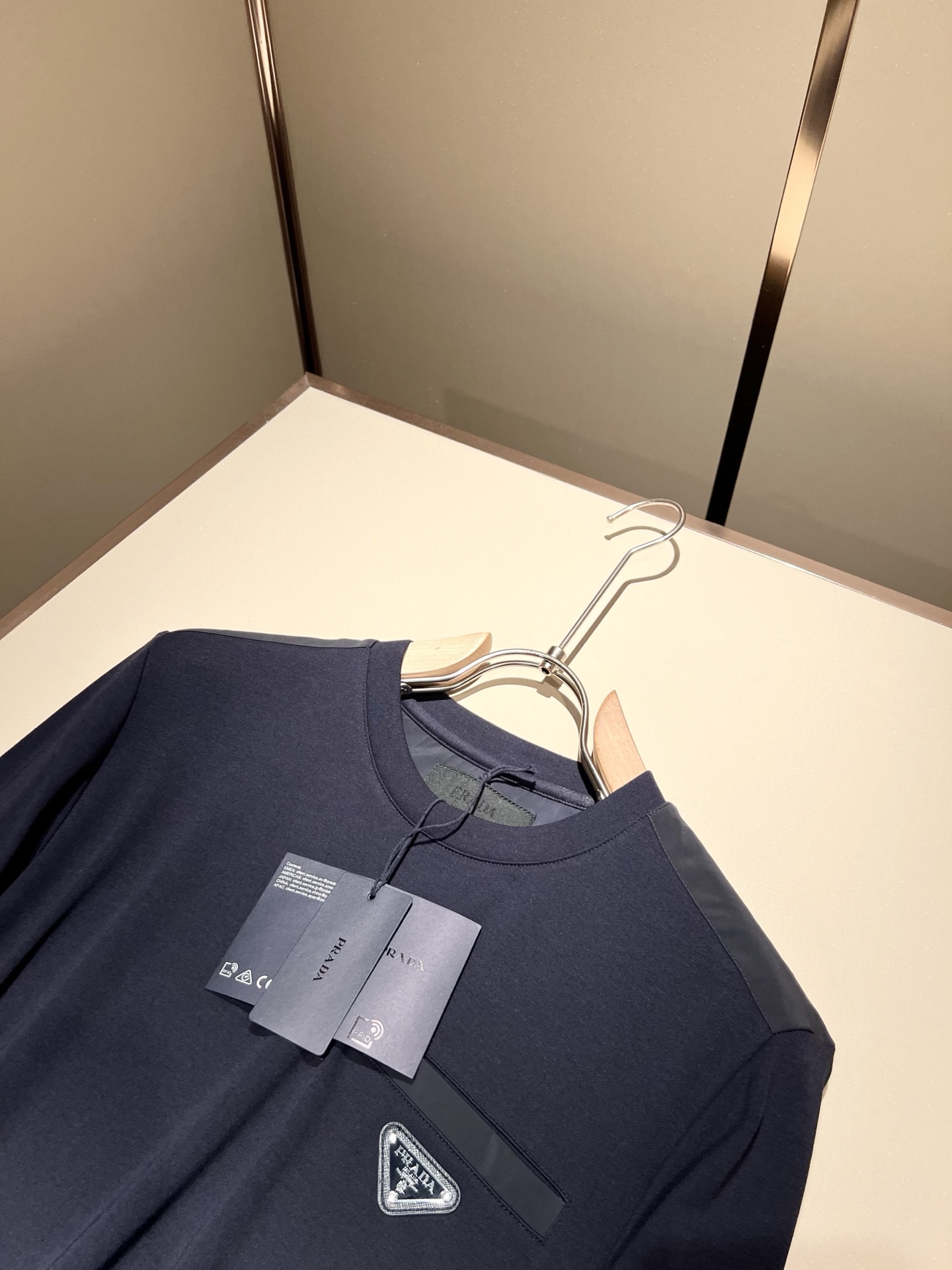 PRAD*A普*达2025秋冬新款男士长袖打底衫，最新款全网独家首上！！~既经典有时尚百搭，谁不爱啊，将