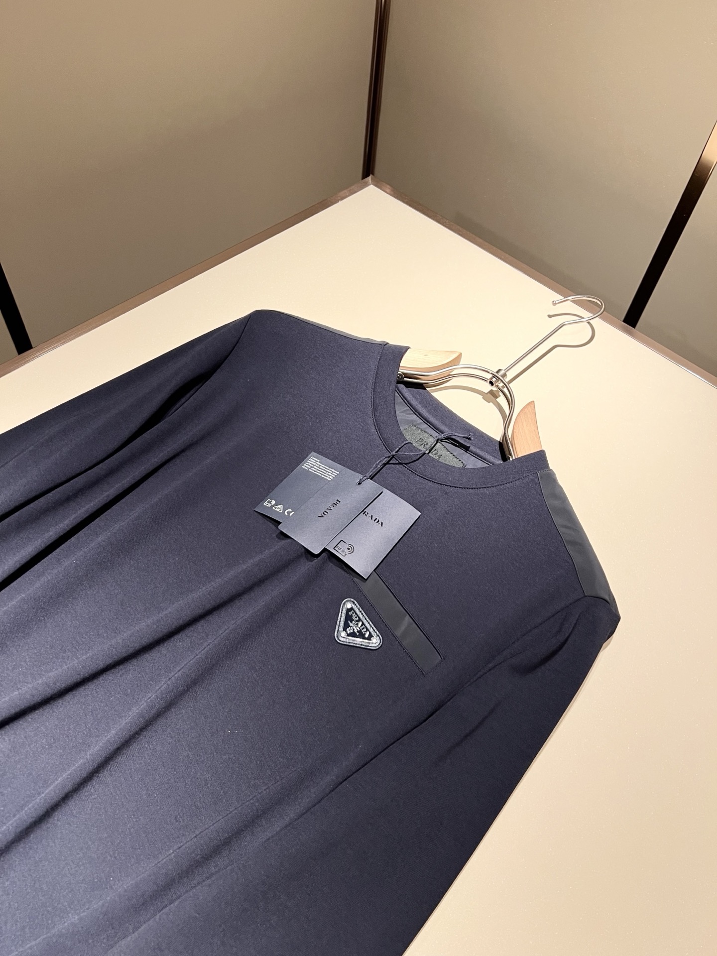 PRAD*A普*达2025秋冬新款男士长袖打底衫，最新款全网独家首上！！~既经典有时尚百搭，谁不爱啊，将