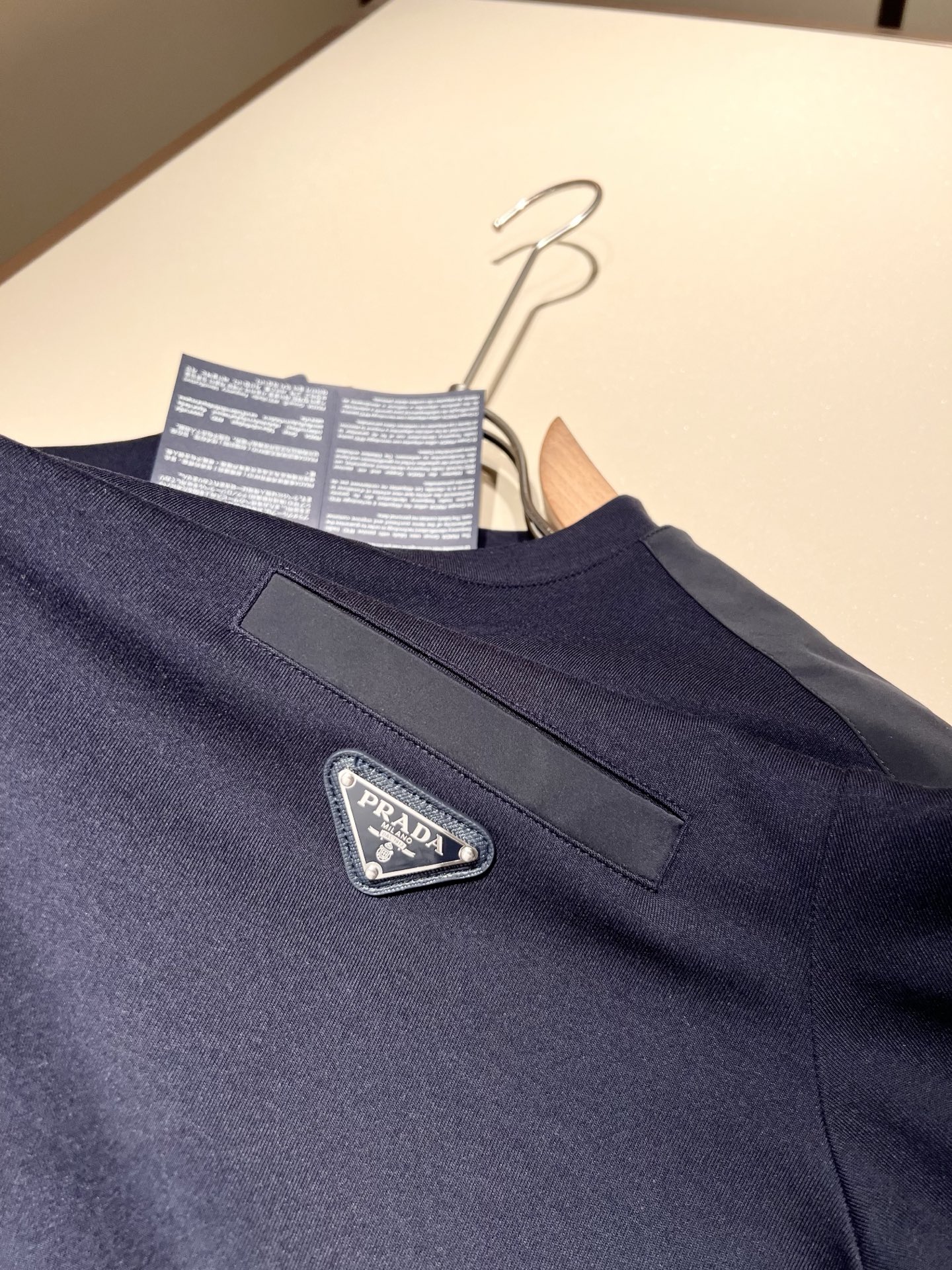 PRAD*A普*达2025秋冬新款男士长袖打底衫，最新款全网独家首上！！~既经典有时尚百搭，谁不爱啊，将