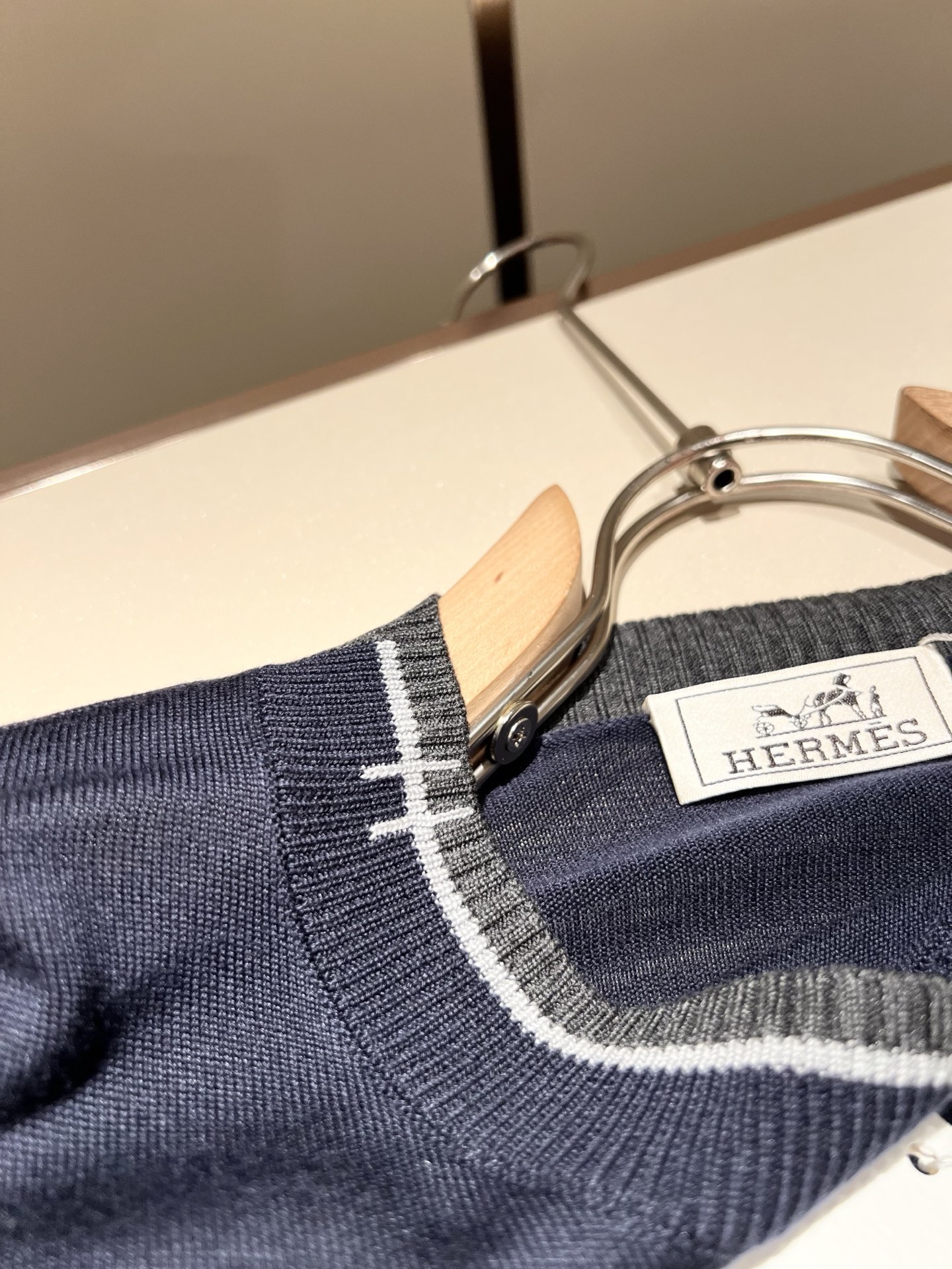 Her*mes爱*仕2025秋冬新款男士针织衫，全新升级百搭基础款，低调奢华，品格之选！领口logo图案