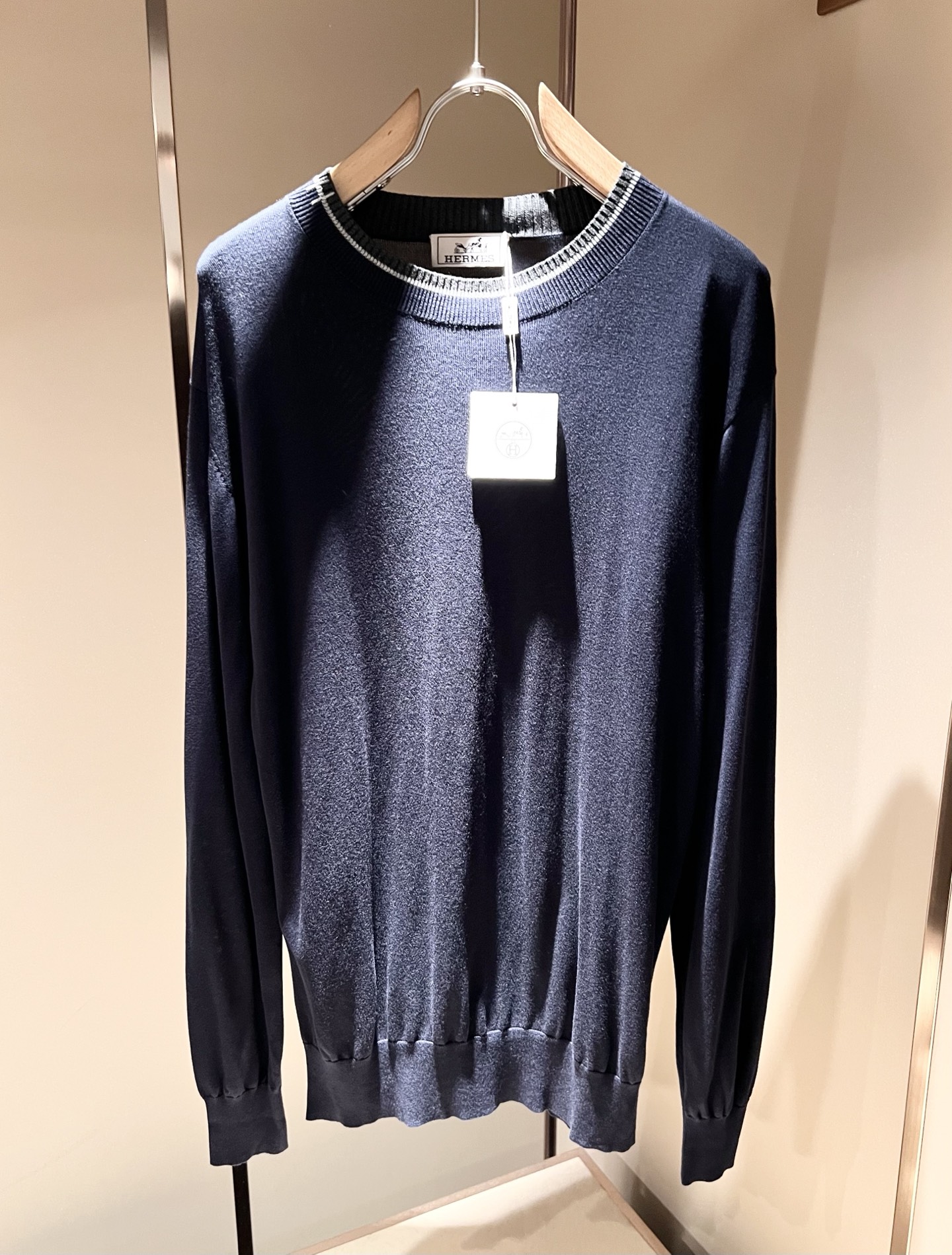 NO:519688,Her*mes 2025 autumn and winter new men's sweater, a new upgraded versatile basic style, low-key and luxurious, and a choice of character!  Neck logo pattern knitted design!  Made of high-quality selected high-quality wool, it has super vertical performance, meticulous craftsmanship, extremely recognizable, showing the new brand micro-label culture!  Classic perfect design, precise and in place for cutting. Simple and atmospheric style, and can show fashionable charm in daily leisure life. Size M-3XL, alexander wang19860909Her*mes爱*仕2025秋冬新款男士针织衫,全新升级百搭基础款,低调奢华,品格之选！领口logo图案针织设计！甄选优质精选优质羊毛打造而成,有着超强的垂直性能 工艺细致,辨识度极高,展现全新品牌微标文化！经典完美版型设计,在裁剪上精准到位.简约大气风格,又能在日常休闲生活中展现时尚魅力.尺码M-3XL,,alexander wang,Men's clothing