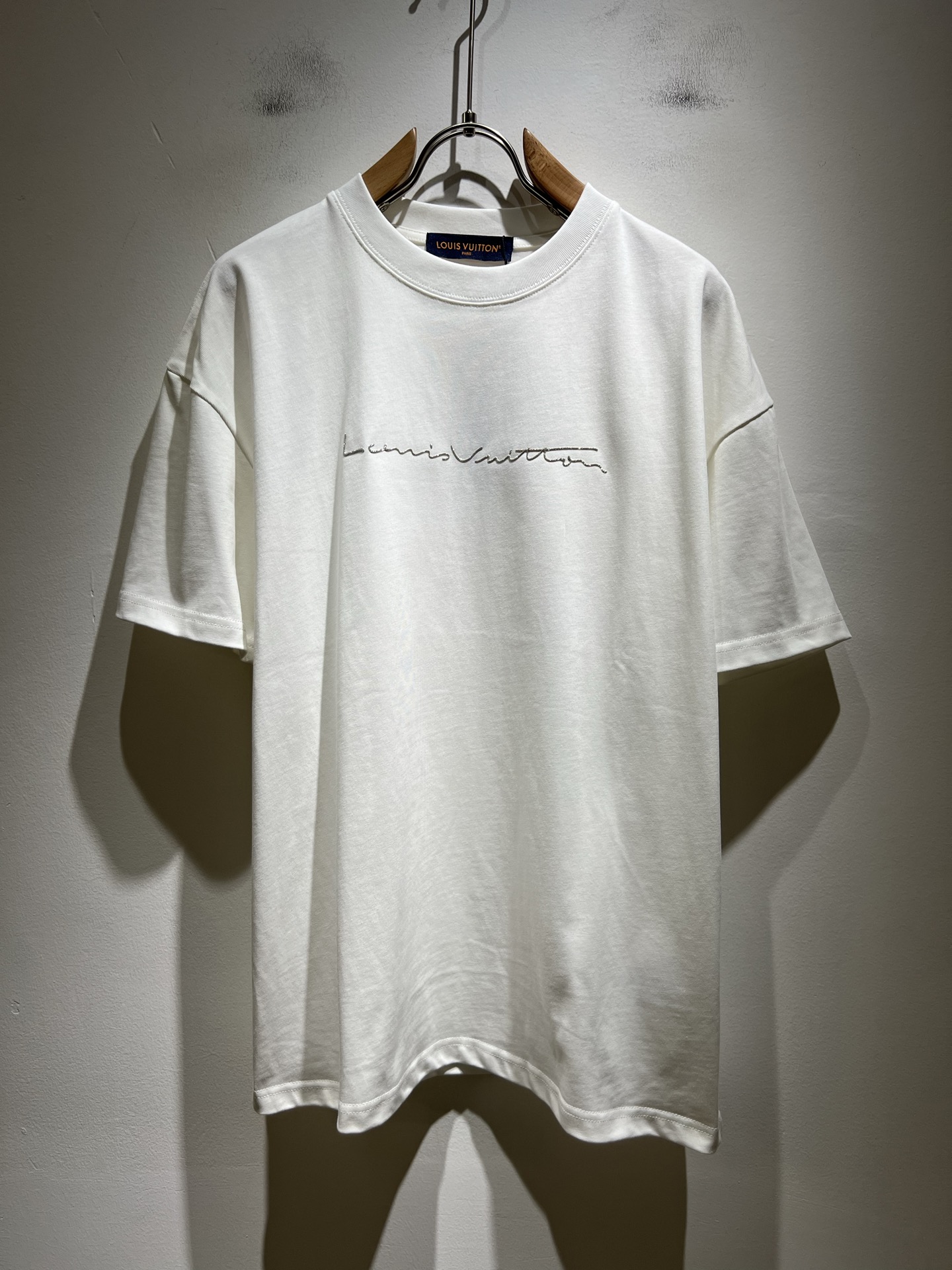 NO:518277,LouisVuitt*Louis*Deng The new series of products in 2025 spring and summer are launched, a very fashionable and avant-garde short-sleeved T-shirt for men and women, with logo pattern glue-touching!  Different from the past, it declares the design concept that has been passed down for many years in the brand!  Its eye-catchingness is no less than any classic style, perfectly presenting the fashionable, high-end and luxurious feeling in front of the world!  Made of imported cotton materials, selected high-quality pure cotton fabrics, soft and soft to the touch, the real thing is definitely beyond your imagination, close to the body and breathable, even if you sweat profusely, you will not feel greasy or stuffy, and will bring sweating and moisture absorption to the extreme!  Size M-3XL, louis vuitton,louis vuitton,t-shirt,tees,t-shirt,alexander wang19860909LouisVuitt*路易*登 2025春夏全新系列单品上线,非常时髦前卫的一款男女同款短袖T恤,标识logo图案压胶修饰！区别于以往的不同,宣示品牌传承多年的设计理念！其吸睛度完全不亚于任何经典款式,将时髦高级感与奢华感完美呈现在世人眼前！客供进口全棉材质制成,精选优质纯棉面料,触感软糯亲肤细腻,实物到手绝对超乎你的想象,贴身无比舒适透气,即便是汗流浃背也不会有腻身及闷热感可言,将排汗吸湿性发挥到了极致！尺码M-3XL,,louis vuitton,louis vuitton,T-shirt,tees，t-shirt,alexander wang,Men's clothing