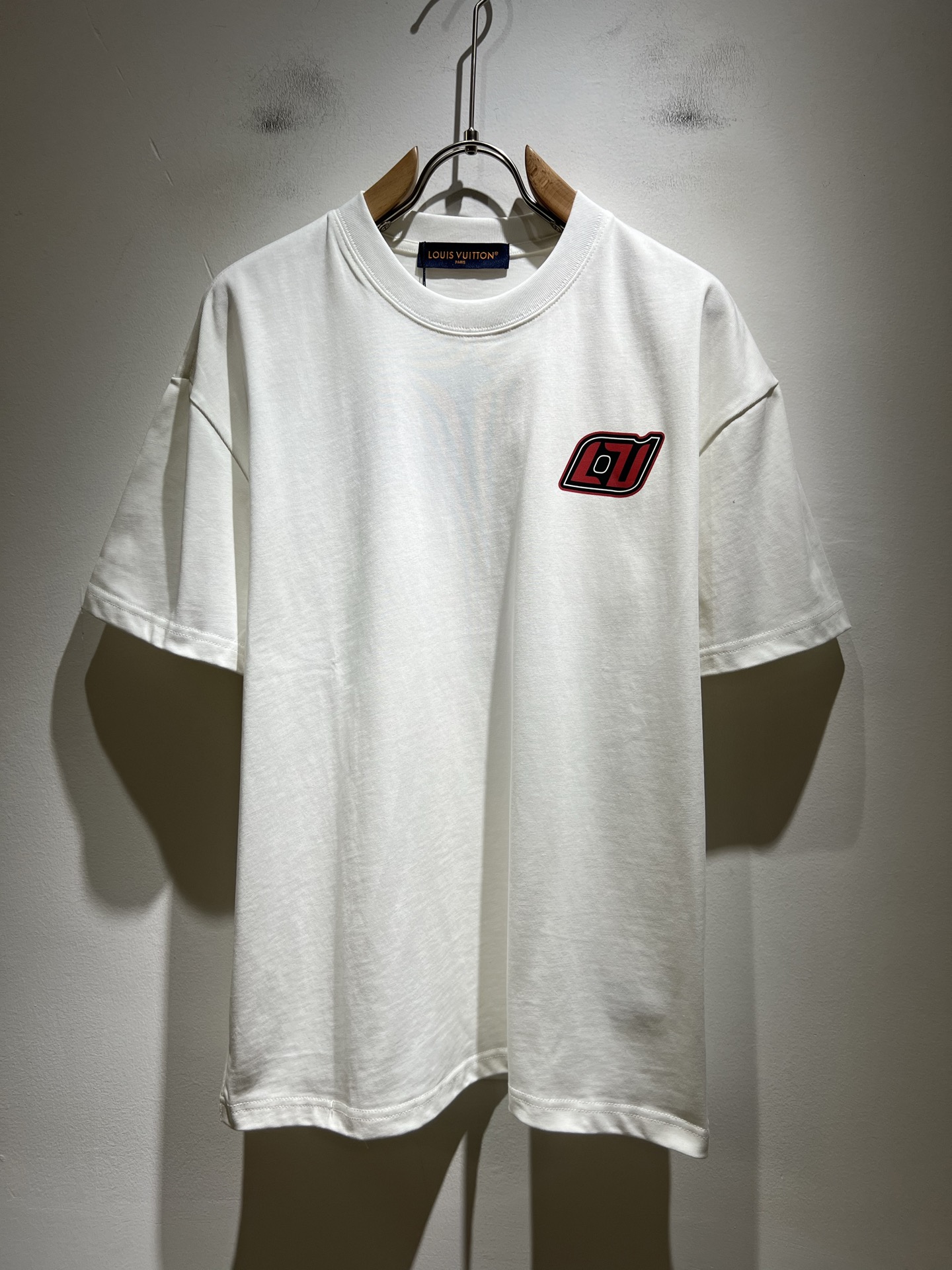 NO:518279,LouisVuitt*Louis*Deng The new series of spring and summer 2025 products are launched, a very fashionable and avant-garde short-sleeved T-shirt for men and women, with logo logo pattern and printing decoration!  Different from the past, it declares the design concept that has been passed down for many years in the brand!  Its eye-catchingness is no less than any classic style, perfectly presenting the fashionable, high-end and luxurious feeling in front of the world!  Made of imported cotton materials, selected high-quality pure cotton fabrics, soft and soft to the touch, the real thing is definitely beyond your imagination, close to the body and breathable, even if you sweat profusely, you will not feel greasy or stuffy, and will bring sweating and moisture absorption to the extreme!  Size M-3XL, louis vuitton,louis vuitton,t-shirt,tees,t-shirt,alexander wang19860909LouisVuitt*路易*登 2025春夏全新系列单品上线,非常时髦前卫的一款男女同款短袖T恤,标识logo图案印花修饰！区别于以往的不同,宣示品牌传承多年的设计理念！其吸睛度完全不亚于任何经典款式,将时髦高级感与奢华感完美呈现在世人眼前！客供进口全棉材质制成,精选优质纯棉面料,触感软糯亲肤细腻,实物到手绝对超乎你的想象,贴身无比舒适透气,即便是汗流浃背也不会有腻身及闷热感可言,将排汗吸湿性发挥到了极致！尺码M-3XL,,louis vuitton,louis vuitton,T-shirt,tees，t-shirt,alexander wang,Men's clothing