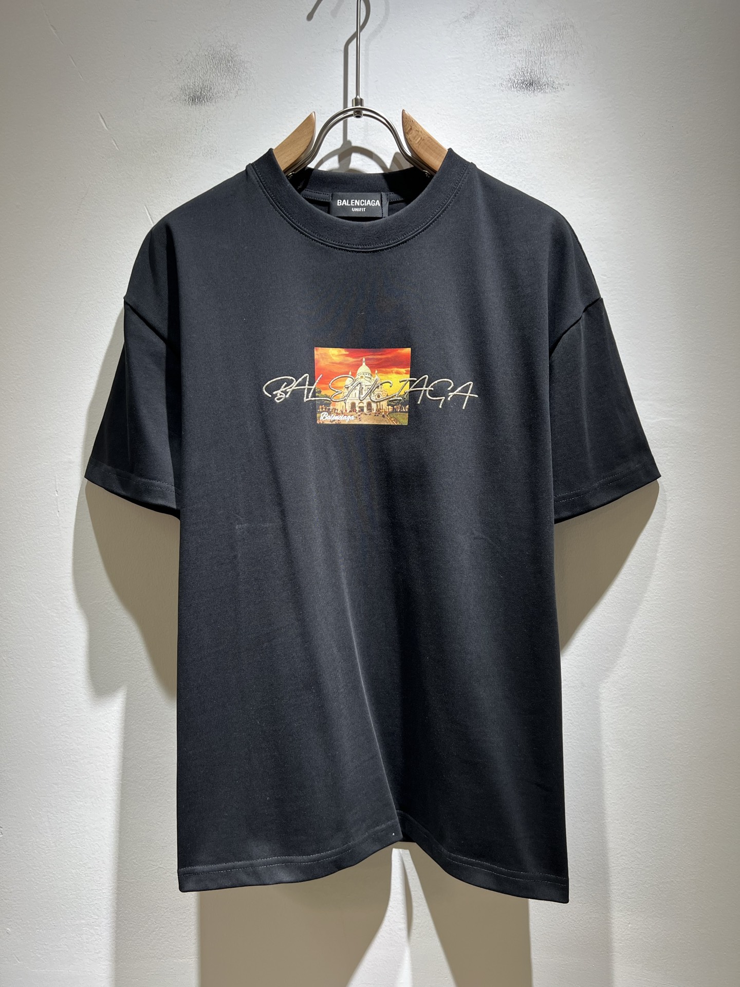 NO:518274,BALENCI*GA Paris* Home 2025 Spring and Summer New Men and Women's Same Short-Sleeve T-shirt!  Fashionable casual short-sleeved T-shirt with catwalk pattern prints!  Design logo printing design!  The most designed and selected customer-supplied 260g pure cotton fabric, which feels soft and skin-friendly, is comfortable and breathable, and you can’t picky about the real thing!  Loose, small, shoulder-dead round neck cut, genderless couple mixed styles, opening up a new fashion charm!  Differentiate the market version of the high-end custom series!  Size M-3XL, balenciaga, T-shirt,tees, t-shirt,alexander wang19860909BALENCI*GA巴黎*家 2025春夏新款男女同款短袖T恤！走秀图案印花时尚休闲短袖T恤衫！设计logo印花设计！极具设计精选客供260g纯棉面料,手感柔软亲肤,着身舒适透气性都无法挑剔,实物绝对会让你爱不释手！宽松小落肩的圆领版型裁剪,无性别主义的情侣混穿款式,打开全新的时装新韵味！区别市场版本高定系列！尺码M-3XL,,balenciaga,T-shirt,tees，t-shirt,alexander wang,Men's clothing