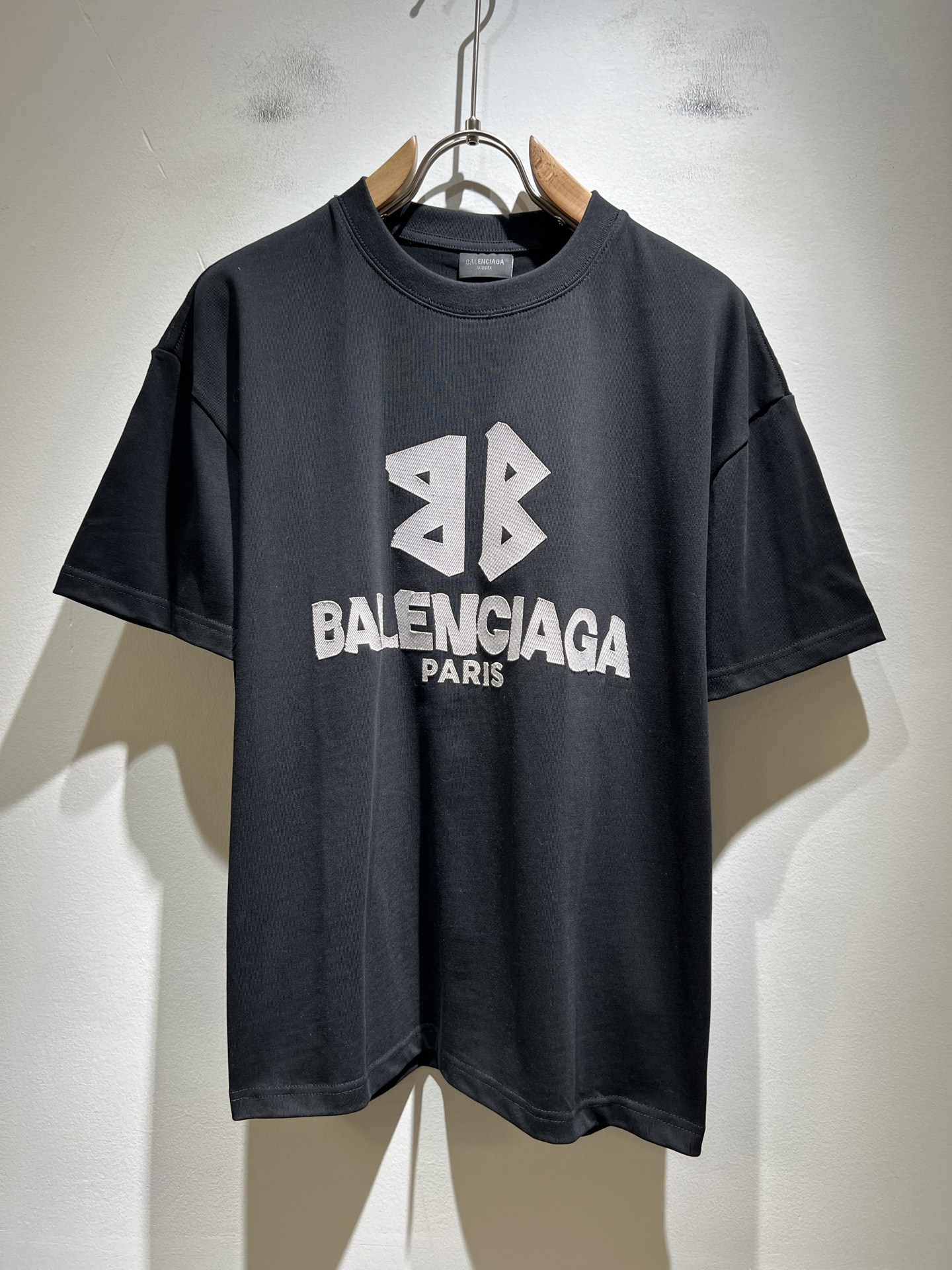NO:518271,BALENCI*GA Paris* Home 2025 Spring and Summer New Men and Women's Same Short-Sleeve T-shirt!  Fashionable casual short-sleeved T-shirt with catwalk pattern prints!  Design logo glue pressing design!  The most designed and selected customer-supplied 260g pure cotton fabric, which feels soft and skin-friendly, is comfortable and breathable, and you can’t picky about the real thing!  Loose, small, shoulder-dead round neck cut, genderless couple mixed styles, opening up a new fashion charm!  Differentiate the market version of the high-end custom series!  Size M-3XL, balenciaga, T-shirt,tees, t-shirt,alexander wang19860909BALENCI*GA巴黎*家 2025春夏新款男女同款短袖T恤！走秀图案印花时尚休闲短袖T恤衫！设计logo压胶设计！极具设计精选客供260g纯棉面料,手感柔软亲肤,着身舒适透气性都无法挑剔,实物绝对会让你爱不释手！宽松小落肩的圆领版型裁剪,无性别主义的情侣混穿款式,打开全新的时装新韵味！区别市场版本高定系列！尺码M-3XL,,balenciaga,T-shirt,tees，t-shirt,alexander wang,Men's clothing