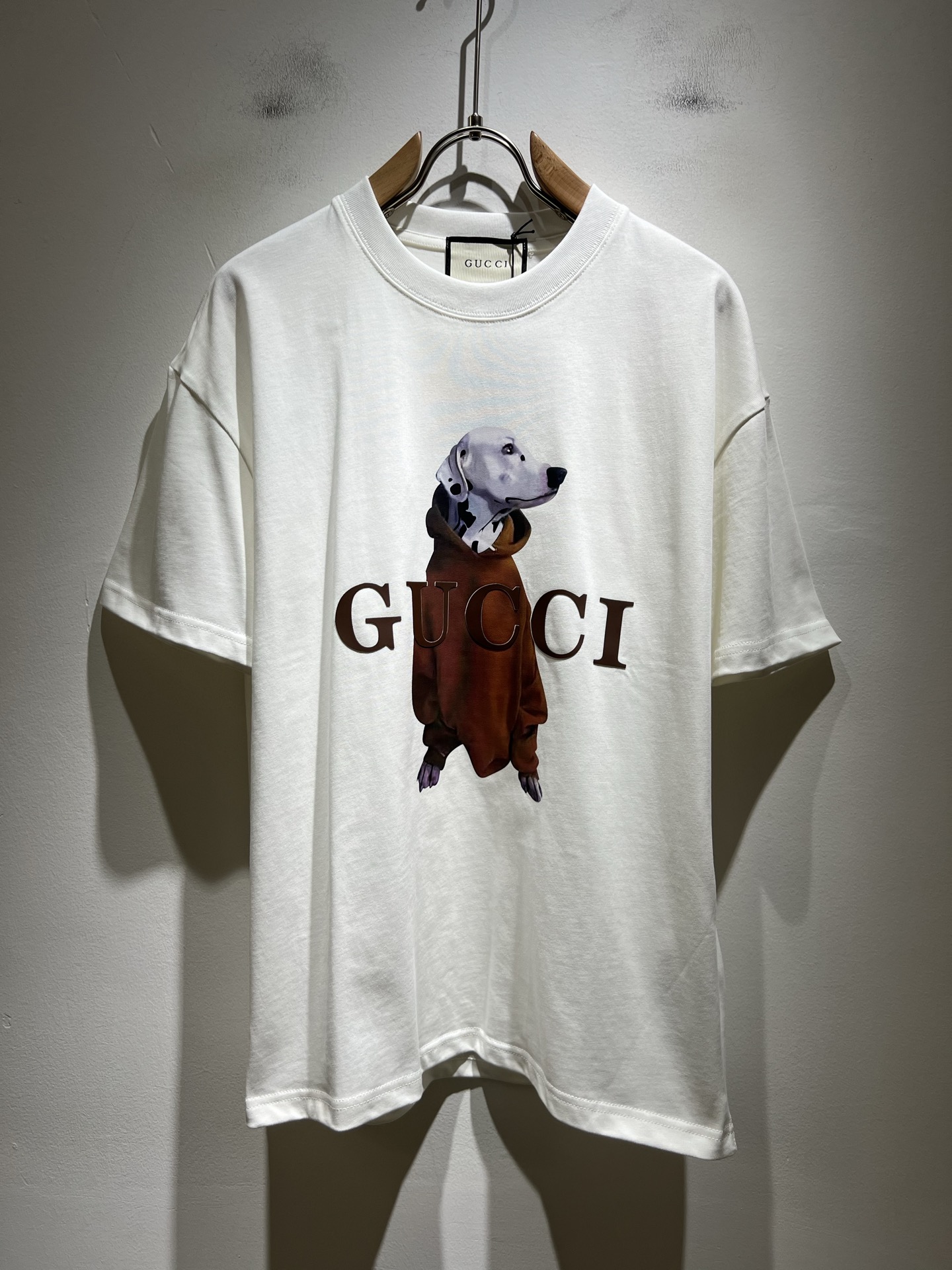 NO:518290,Gucc* Gujia 2025 spring and summer new style for men and women couples casual loose cotton round neck short-sleeved T-shirt!  Trading companies have sparse channels and are released on the official website at the same time!  The latest series of spring and summer 2025, classic fashion design elements, injecting full vitality into the new series. This T-shirt is carefully selected for customers to use imported cotton fabrics. The fabric feels skin-friendly and soft and delicate, and the body logo is glued!  It has an extremely comfortable and breathable wearing experience. The whole item is very eye-catching and fashionable, and is deeply loved by young people today!  The loose round neck cut is a neutral style regardless of age and gender, suitable for matching all the styles and looks you need in your daily life!  It is recommended to wear couple outfits to go out on the street to make it more pleasing to the eye!  Size M-3XL, gucci, gucci, T-shirt, tees, t-shirt, alexander wang19860909Gucc*古家 2025春夏新款男女同情侣款休闲宽松棉质圆领短袖T恤衫！贸易公司渠道稀出,同步官网发售 ！ 2025春夏最新系列,经典时尚设计元素,为全新系列注入满满活力,这款T恤衫用心甄选客供进口棉面料制成,面料手感亲肤柔软细腻,衣身logo压胶设计！拥有着无比舒适透气性的穿着体验,整件单品极具吸睛度与时尚感,深受当下年轻人的喜爱！基础宽松的圆领版型裁剪,不分年龄与性别的中性款式,适合搭配你日常所需的所有风格与造型！建议搭配情侣装出街会更为养眼出色！尺码M-3XL,,gucci,gucci,T-shirt,tees，t-shirt,alexander wang,Men's clothing