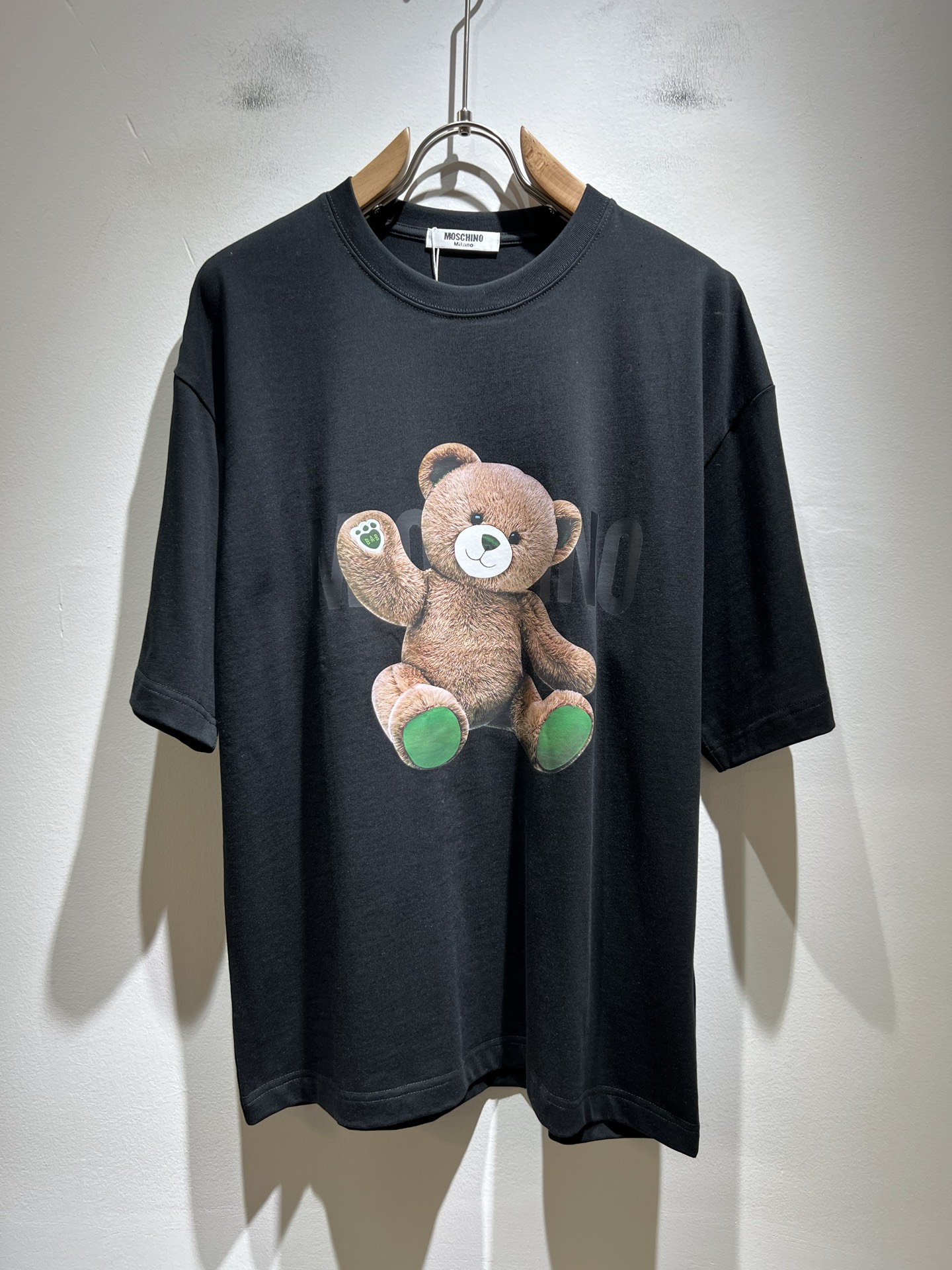 NO:518288,Mosch*ino 2025 Spring and summer new short-sleeved T-shirt for men and women,!  !  Many celebrities like it, loose style, same style as men and women. Selected super high-quality combed cotton brick cabinet fabric!  The fabric feels great!  Smooth and skin-friendly, soft and comfortable, breathable and sweat-absorbing, loose and casual style!  The logo print uses imported patterns and bright colors!  All signs and counters are perfectly replicated!  Needless to say, the quality of workmanship is always particularly exquisite, with versatile and magical styles that are easy to control. Whether you are at home or go shopping, you are full of trendy styles!  A real hit!  Size M-3XL, T-shirt,tees,t-shirt,alexander wang19860909Mosch*ino莫斯*诺2025 春夏新款男女同款短袖T恤,！！超多明星网红喜爱,宽松版型,男女同款 精选超优质精梳棉砖柜面料！ 面料手感极好！爽滑亲肤,柔软舒适,透气吸汗,宽松休闲款！标志logo印花采用进口图案颜色亮丽！所有标牌与专柜完美复刻！做工质量无需多说,大牌的工艺总是尤为考究,百搭神款 各种气质轻松驾驭 ,无论居家休闲 出游逛街 都是潮范儿十足！妥妥的爆款 ！尺码M-3XL,,T-shirt,tees，t-shirt,alexander wang,Men's clothing