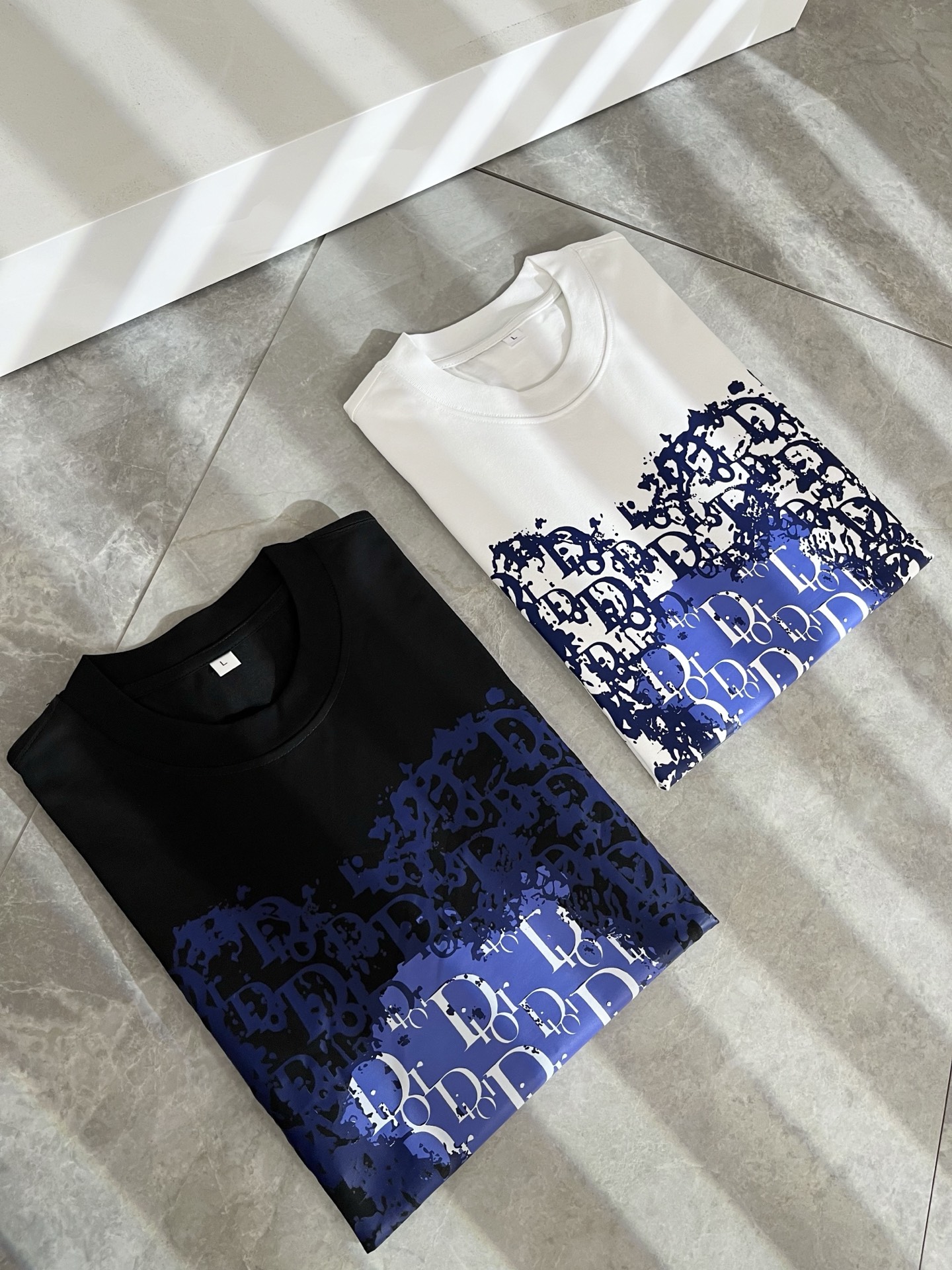 NO:521006,Dio*Dijia Spring and summer new short-sleeved T-shirts for men and women, and are available simultaneously for counters!  Customized exclusive 260g pure cotton fabric, customized original craft threads, chest logo pattern glue pressing technology design!  Simple and generous, calm and versatile, extremely high-end, perfectly integrated with fashion and style, a top fashionable style that perfectly suits the outside wear!  The overall feeling is natural!  The ultimate classic versatile short-sleeved T-shirt is designed with the latest three-dimensional letter logo print elements!  The ultimate perfection of heavy industry!  Fans who pursue high quality are please buy them by themselves, and all fans who know the goods are invited to appreciate this model together!  !  Color black white Size M-4XL,,dior,dior,T-shirt,tees,t-shirt,alexander wang19860909Dio*迪家 春夏新款男女同款短袖T恤,专柜同步发售！定制专属260克纯棉面料,定制原版工艺螺纹,胸前logo图案压胶工艺设计！简约大方,从容百搭,档次极高,完美融入时尚还有风情感一款完美符合外穿的顶尖时髦气质款！整体给人浑然天成的感觉！极致经典的百搭型短袖T恤,采用最新的立体字母logo印花元素设计！极致的重工极致的完美！追求高品质的粉丝们请自行抢购,诚邀所有识货的粉丝一同鉴赏此款！！颜色黑色 白色 尺码M-4XL,,dior,dior,T-shirt,tees，t-shirt,alexander wang,Men's clothing