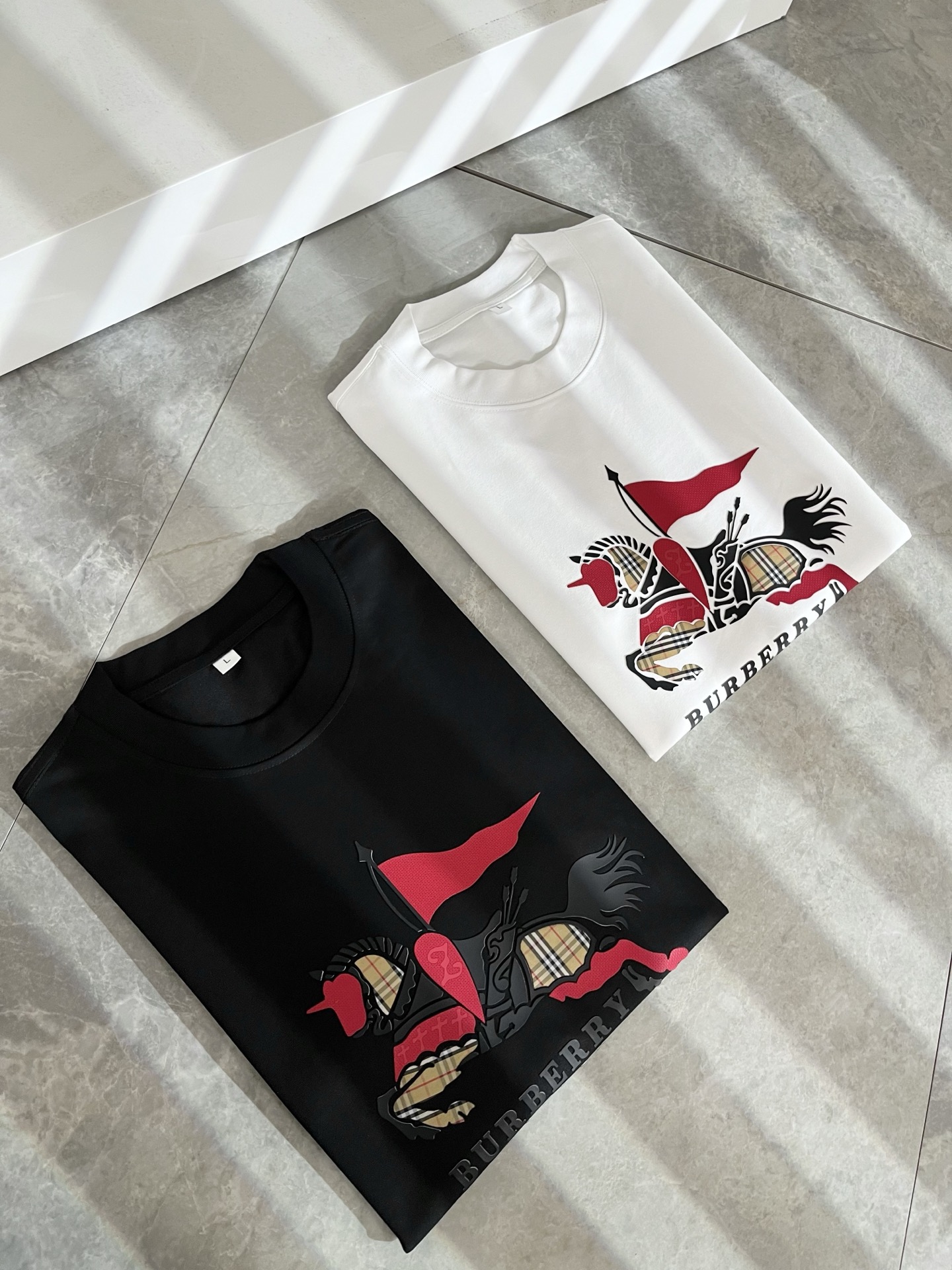 BURBER*Y巴*莉2025春夏新品男女同款👫短袖T恤，重磅来袭，最近比较火热的环保纯棉面料制作而成，