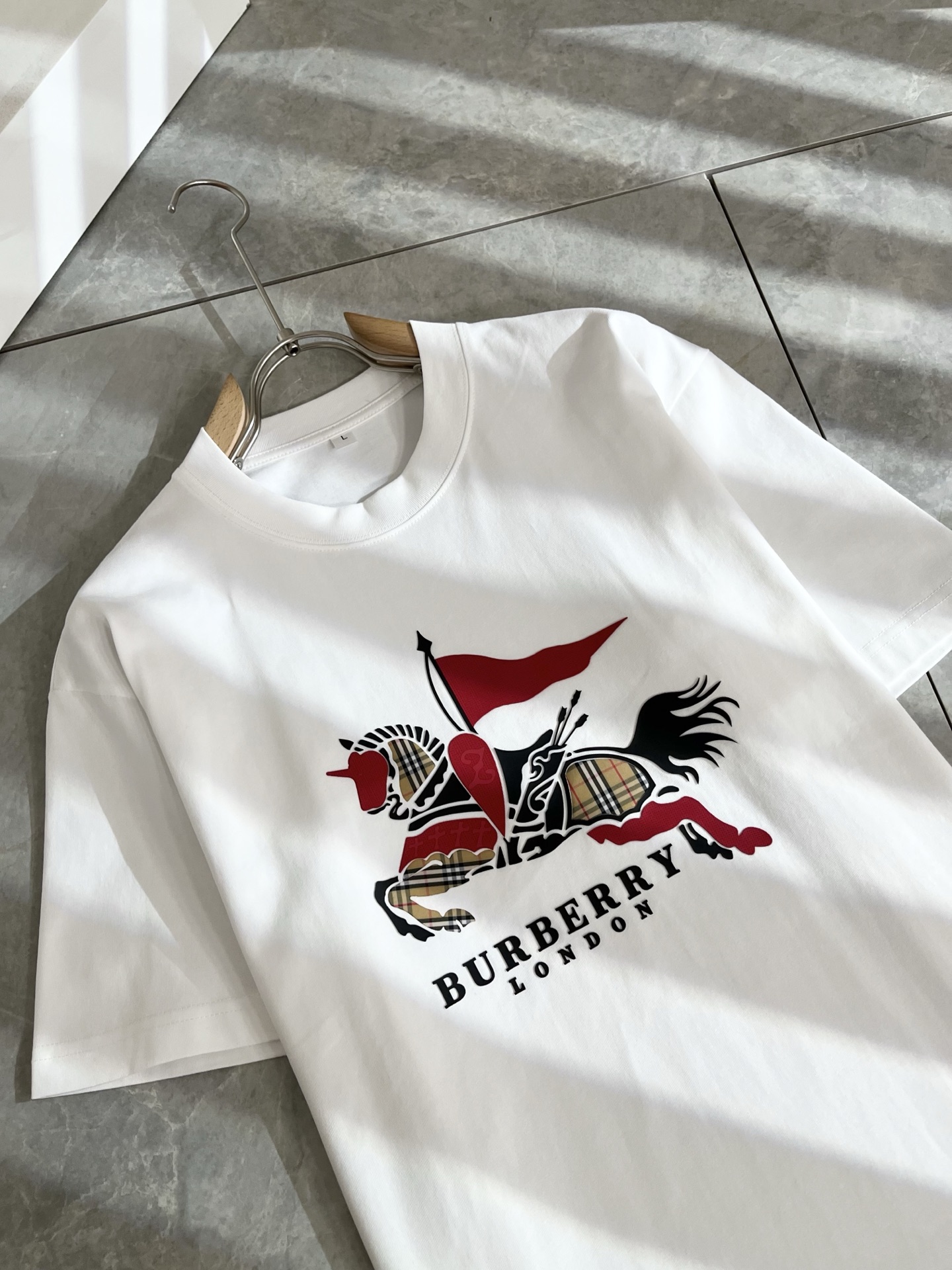 BURBER*Y巴*莉2025春夏新品男女同款👫短袖T恤，重磅来袭，最近比较火热的环保纯棉面料制作而成，