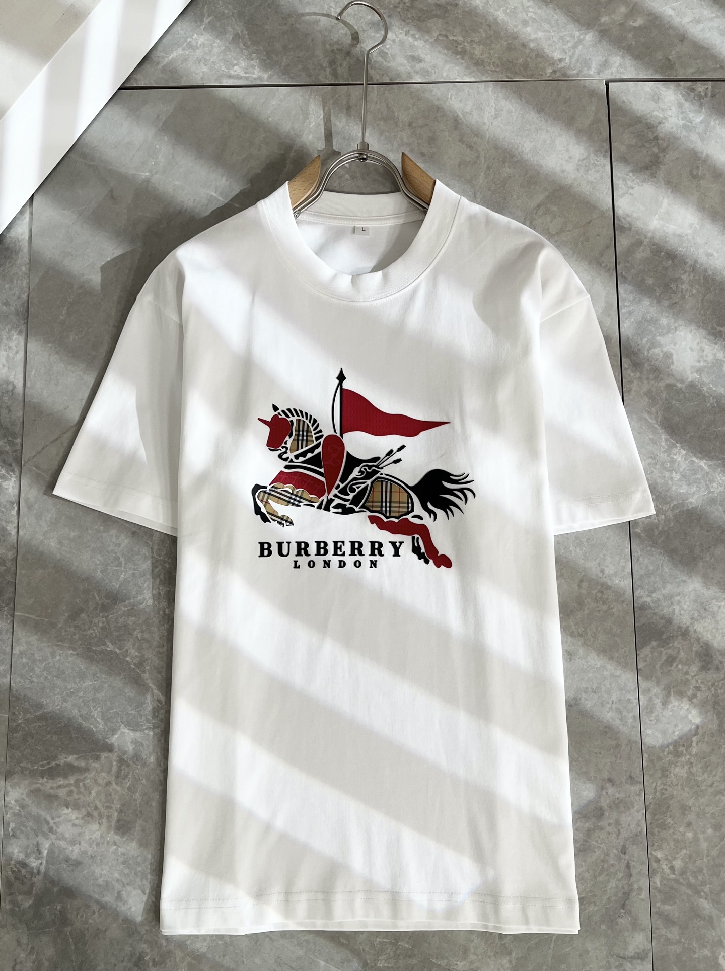 BURBER*Y巴*莉2025春夏新品男女同款👫短袖T恤，重磅来袭，最近比较火热的环保纯棉面料制作而成，