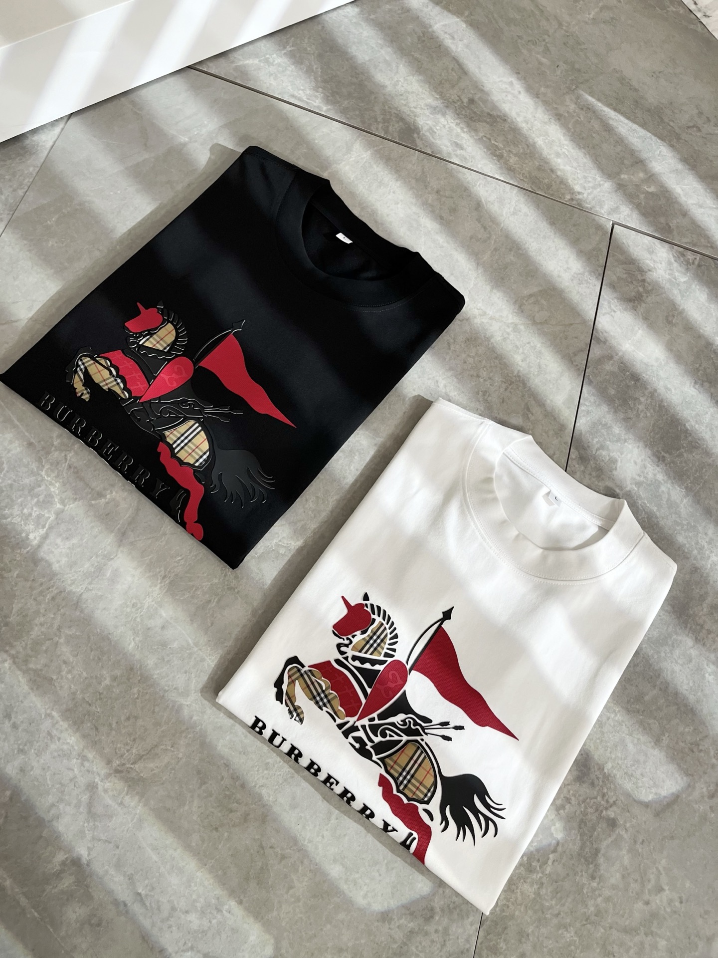 NO:521000,BURBER*Y Ba*li's new spring and summer short-sleeved T-shirt for men and women is coming, and is made of a popular environmentally friendly pure cotton fabric recently. It is a high-end outdoor sports and leisure series, which is very popular in sports trend!  BUR's latest special material, logo pattern glue pressing design!  Fabric is also called memory cloth, which refers to fabrics with morphological memory functions. It instantly kills all versions on the market. It can only be said that it is not a level at all. Whether it is material, detail restoration and craftsmanship, you are not afraid of any challenges. Just to contribute wonderful products to everyone. As always, it is consistent. A style that implements the core concept of BUR will be closely tied to fashion, always maintaining perfection, a simple but not simple design style that perfectly meets the outfit you need in daily life. Size: M-4XL, burberry, T-shirt, tees, t-shirt, alexander wang19860909BURBER*Y巴*莉春夏新品男女同款短袖T恤,重磅来袭,最近比较火热的环保纯棉面料制作而成,高端户外运动休闲系列,非常火热运动风潮！BUR最新研发的特殊材质,标志logo图案压胶设计！面料也叫记忆布,是指具有形态记忆功能的面料,秒杀市面上一切版本,只能说根本就不是一个级别的存在,不管是材质还是细节还原度以及工艺制作方面,不惧任何挑战,只为给大家奉献绝妙产物一如既往,始终如一,贯彻了BUR核心理念的一个款式将与时尚紧紧的捆绑在一起,时刻保持完美,简约而不简单的的设计风格,完美的满足了你日常所需要的穿搭.尺码:M-4XL,,burberry,T-shirt,tees，t-shirt,alexander wang,Men's clothing