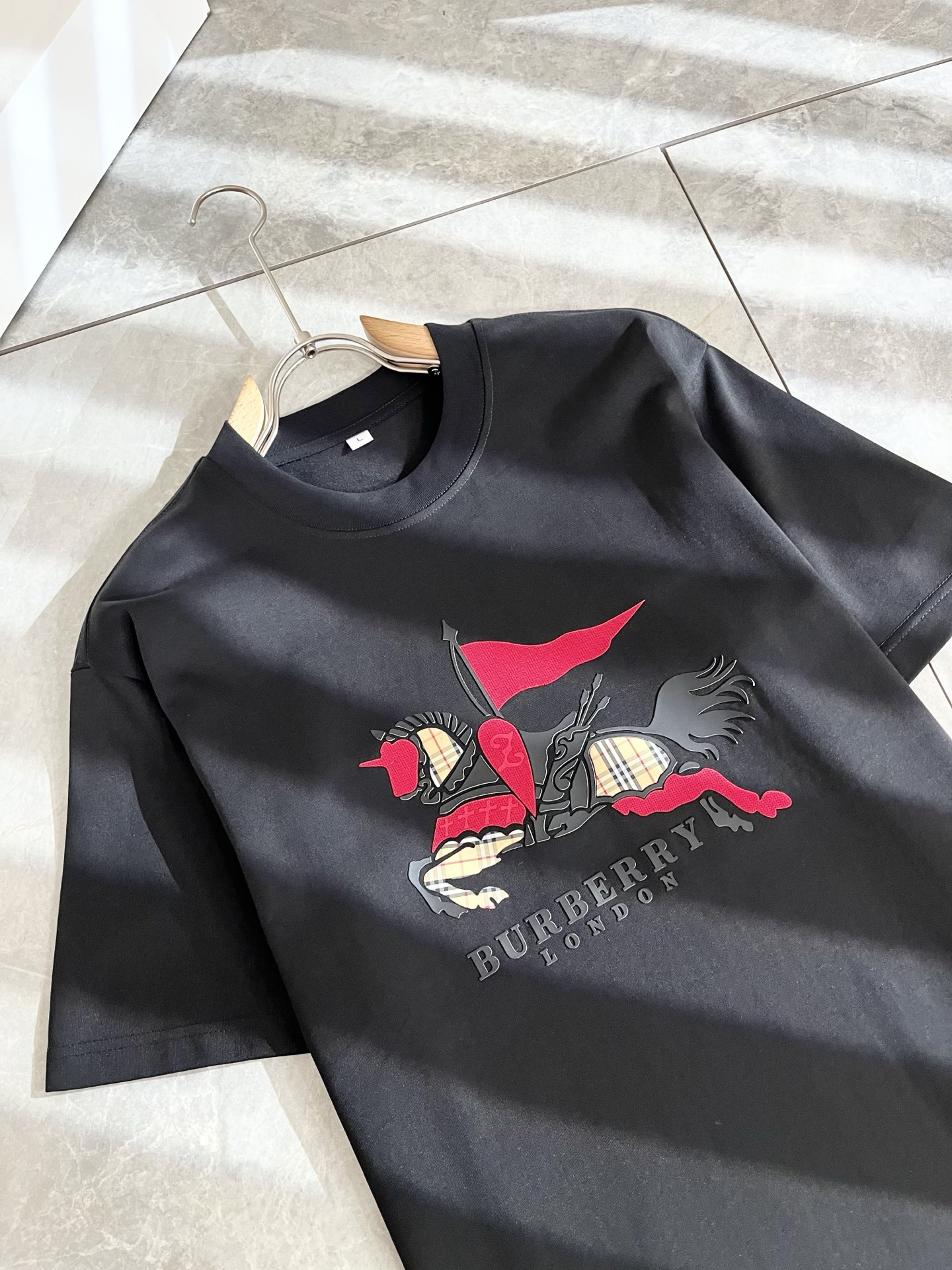 BURBER*Y巴*莉2025春夏新品男女同款👫短袖T恤，重磅来袭，最近比较火热的环保纯棉面料制作而成，