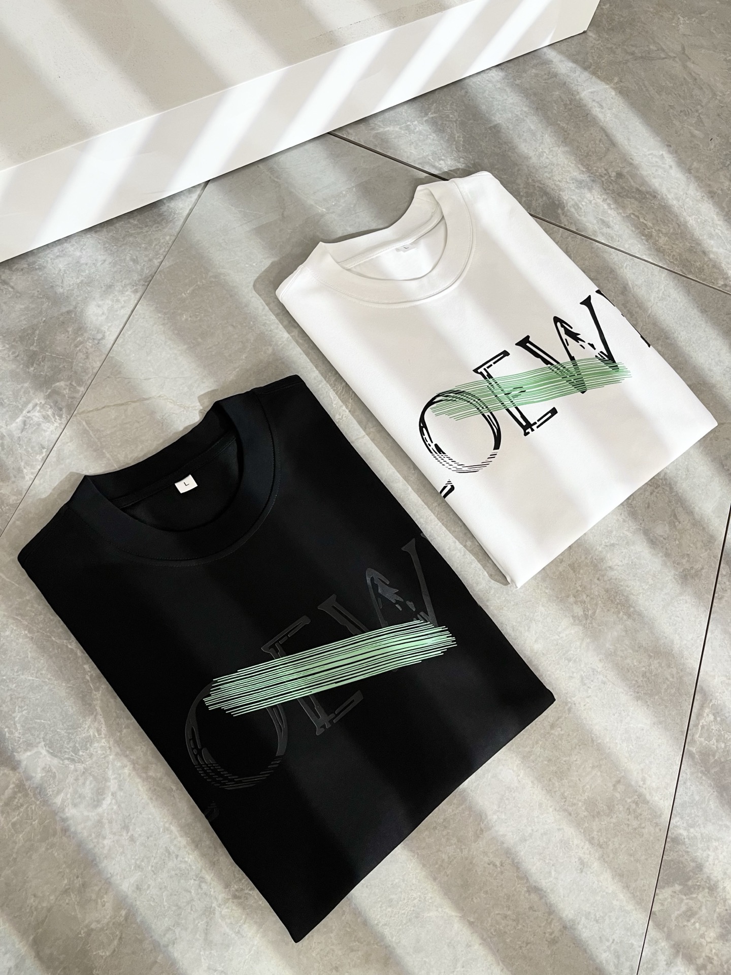 NO:520994,LOE*WE Luo*We Spring and summer new short-sleeved T-shirt for men and women, original Italian order channel, very personalized and high-end style, logo pattern offset printing technology design!  Couple pure cotton short-sleeved T-shirt!  !  The latest fashion trends and popular products are here, and it is another simple and high-end fashion item. It is a fashion product with very high-end outfit charm. It is a must-have item for fashion trends!  Original Italian manufacturer channels, special-level orders, and released at the same time as Hong Kong, Macao and Taiwan buyers. This model is also the latest popular product of Luo Yiweijia this year and the most classic product. Its specifications and grades are beyond doubt!  !  The choice is very diverse, and it can be said that this model naturally has a fresh and natural feeling, showing the brand charm and high-end feeling. The texture of this model is very good, and the heavy weight and brilliant skin-friendliness that can be seen with hands are even better, and it is a complete enjoyment of wearing!  !  Size: M-4XL, loewe, loewe, T-shirt,tees, t-shirt,alexander wang19860909LOE*WE罗*威 春夏新款男女同款短袖T恤,意大利原厂订单渠道,极具个性高级风,标志logo图案压胶印花工艺设计！情侣款纯棉短袖T恤！！最新时尚潮流人气产物驾到,又是一款简约高级的时尚单品,穿搭魅力十分高级不俗的时尚产物 ,时尚潮流必备单品！意大利原厂渠道,特供级别订单,同步港澳台买手店发布,此款也是罗意威家今年的最新人气产物,也是最经典的产物,其规格跟档次更是毋庸置疑！！ 选择极具多样化,言而喻此款自然具备那种清新自然的感觉,彰显品牌魅力与高级感,此款的质感十分的到位,用手可以感知的重磅跟出彩亲肤程度更是上佳,十足的穿着享受！！尺码: M-4XL,,loewe,loewe,T-shirt,tees，t-shirt,alexander wang,Men's clothing