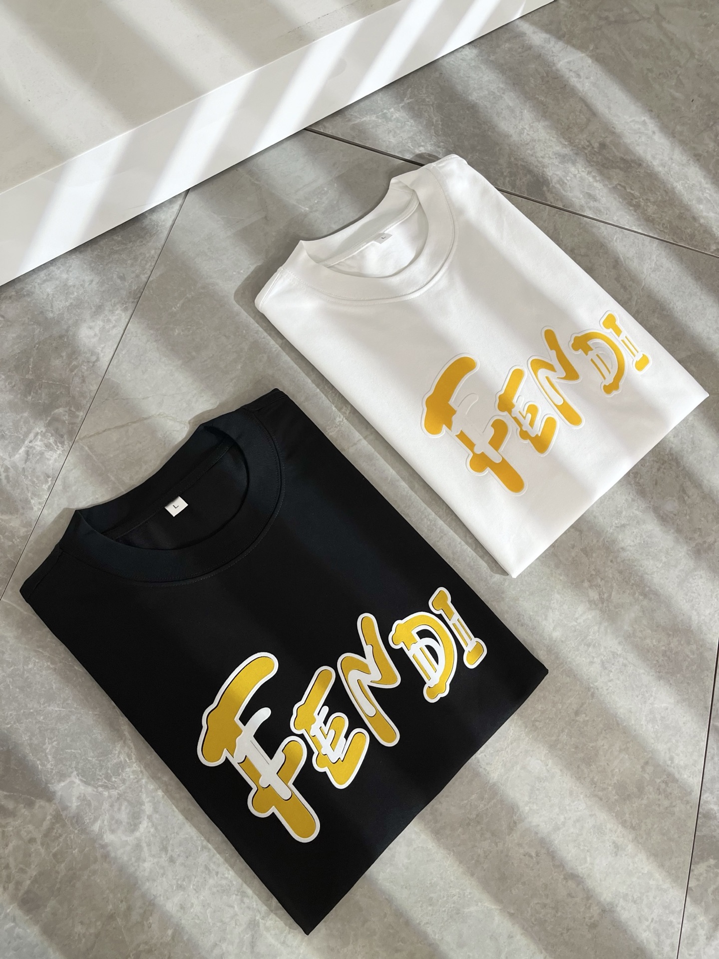 NO:520983,FEN*I FEN*Di Spring and Summer New FD Family FF Men's and Women's Base Shirt, versatile and simple short sleeves for men and women. Original Italian orders, popular FD family items, simple and pure colors. The FD family's enduring iconic products, high-quality products with full representation and full specifications, and high-quality products that all FD fans are worth buying!  Pure Yidian channel orders, high-end and popular products from the FD family, very popular items at the moment, and iconic letter logo pattern glue-on modification!  High-end goods worth keeping and giving away to others!  It is trendy and beautiful, with a full sense of trendy atmosphere, and has a very high level and specifications. It uses a very classic black and white color combination, giving people a strong visual impact and has a very high recognition. It is top-quality exclusive pure cotton fabric, created with a soft, delicate and comfortable touch, and has a very high-end and classy appearance!  Perfectly interprets the charm of the brand and leaves a deep impression. It is more fashionable and charming. It has simple, elegant and fashionable upper body, and is even more stressful for outfits!  The inner wear alone is very delicious and beautiful scenery that cannot be ignored!  Size M-4XL, fendi,dior,T-shirt,alexander wang19860909FEN*I 芬*迪春夏新款FD家族FF男女同款打底衫,男女同款百搭极简短袖.意大利原厂订单,FD家族人气单品,简约纯色系打造.FD家族经久不衰的标志性臻品,代表性十足,规格感十足的精品,所有FD粉丝都值得抢购的精品！纯正意代渠道订单,FD家族的高奢人气爆款产物,当下十分火爆的单品,标志性字母logo图案压胶修饰！值得自留和送人的高端货！新潮又好看,潮流气息感十足,档次规格感极高,并且采用十分经典的的黑白双色搭配,给人的视觉冲击感相当强烈,有着极高的辨识度,顶级专属纯棉面料,打造,触感柔软细腻舒适,品相相当高级有档次！完美诠释品牌魅力,给人留下深刻印象.更具时尚与韵味,上身简约大方时尚,对于穿搭更是毫无压力！单穿内搭都极有味道,不可忽视的靓丽风景线！ 尺码M-4XL,,fendi,dior,T-shirt,alexander wang,Men's clothing