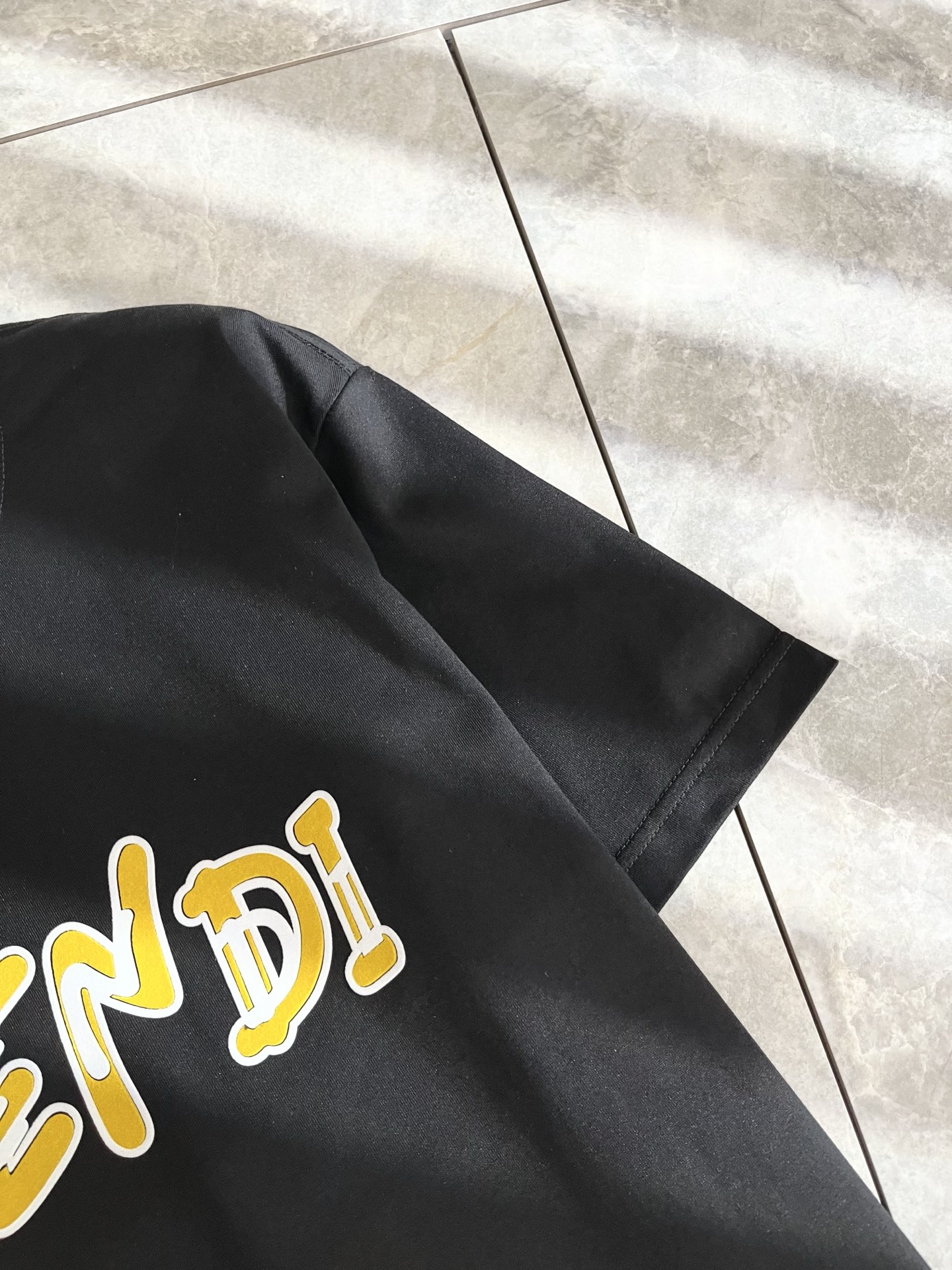 FEN*I 芬*迪2025春夏新款FD家族FF男女同款👫打底衫，男女同款👫百搭极简短袖。意大利原厂订单，