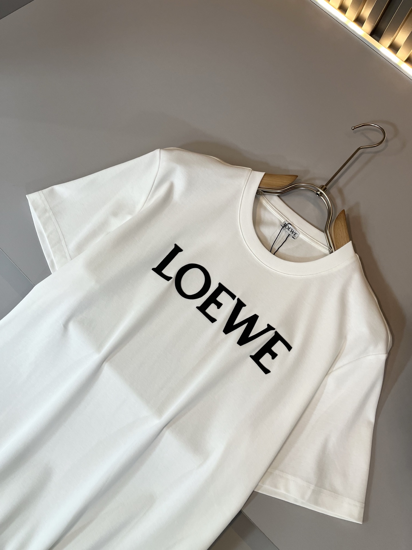 LOE*WE罗*威 2025春夏新款男女同款👫短袖T恤，意大利原厂订单渠道，极具个性高级风，标志logo
