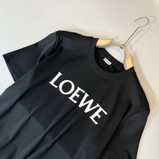 LOE*WE罗*威 2025春夏新款男女同款👫短袖T恤,意大利原厂订单渠道,极具个性高级风,标志logo LOE*WE罗*威 2025春夏新款男女同款👫短袖T恤,意大利原厂订单渠道,极具个性高级风,标志logo