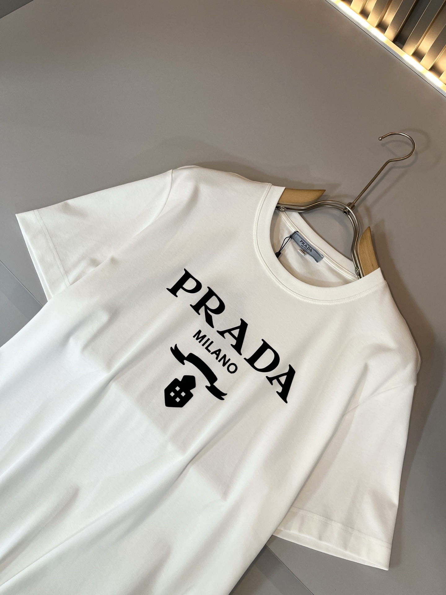 PRAD*A普*达2025春夏新款男女同款👫短袖T恤，最新款全网独家首上！！~既经典有时尚百搭，谁不爱啊